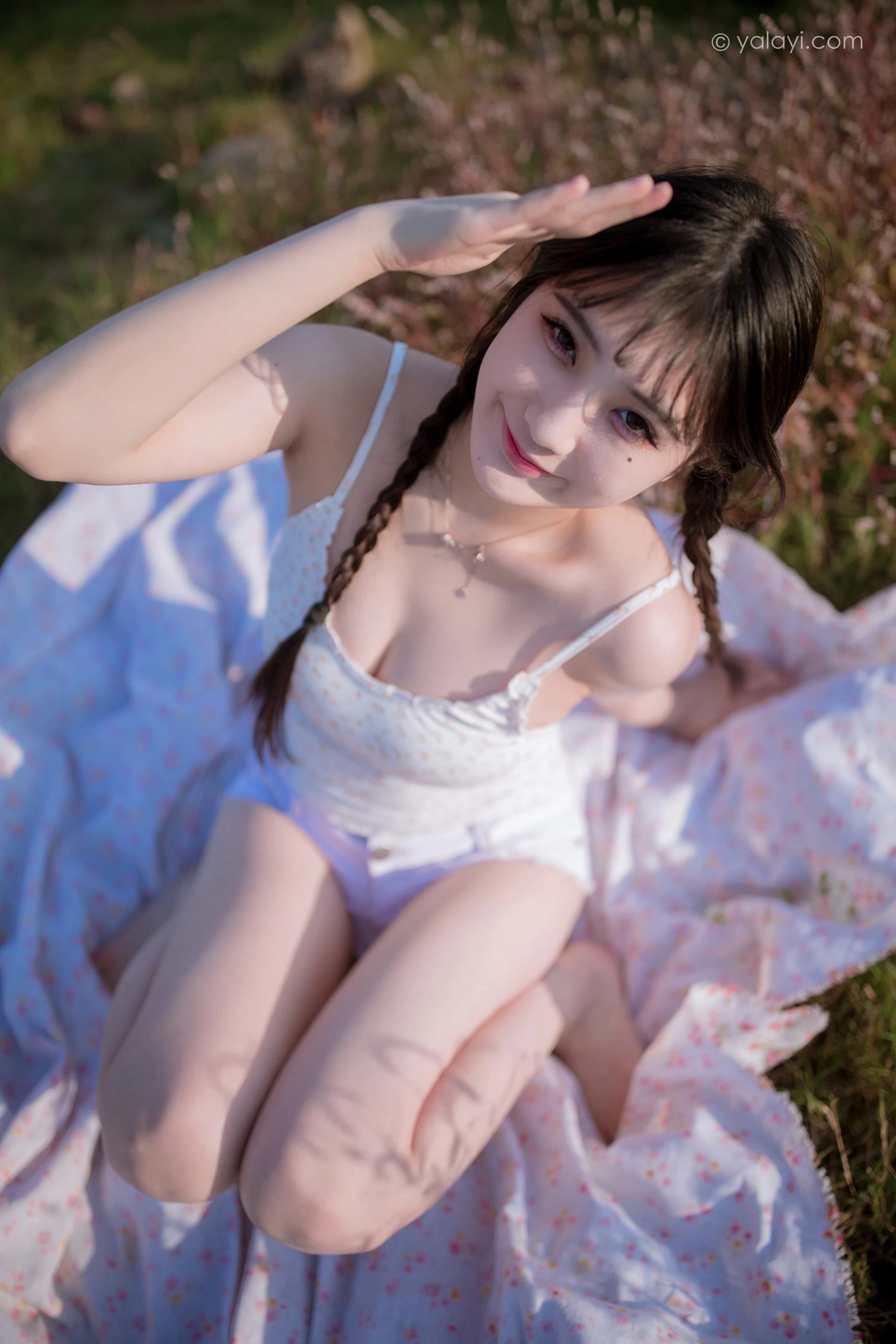 [YALAYI雅拉伊]NO.736 《去江边》 瓶儿 白色性感紧身小背心加牛仔热裤写真集第10张