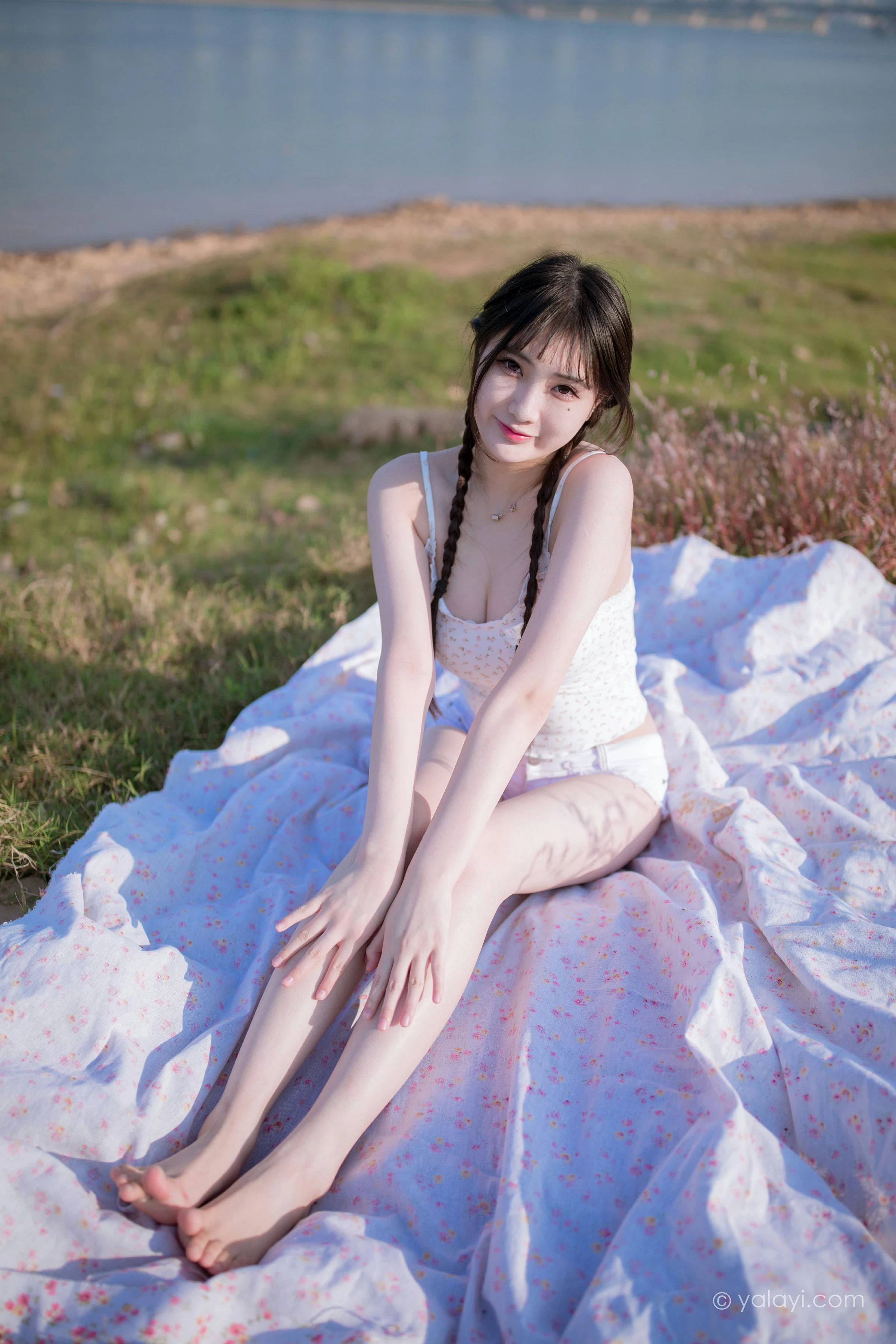 [YALAYI雅拉伊]NO.736 《去江边》 瓶儿 白色性感紧身小背心加牛仔热裤写真集第17张