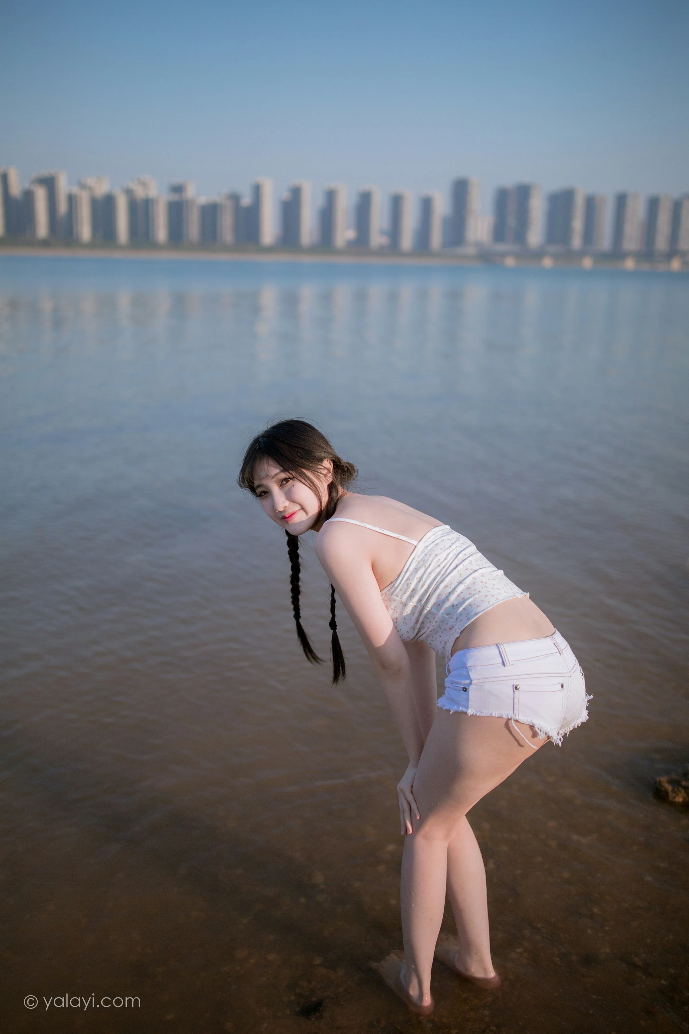 [YALAYI雅拉伊]NO.736 《去江边》 瓶儿 白色性感紧身小背心加牛仔热裤写真集第15张