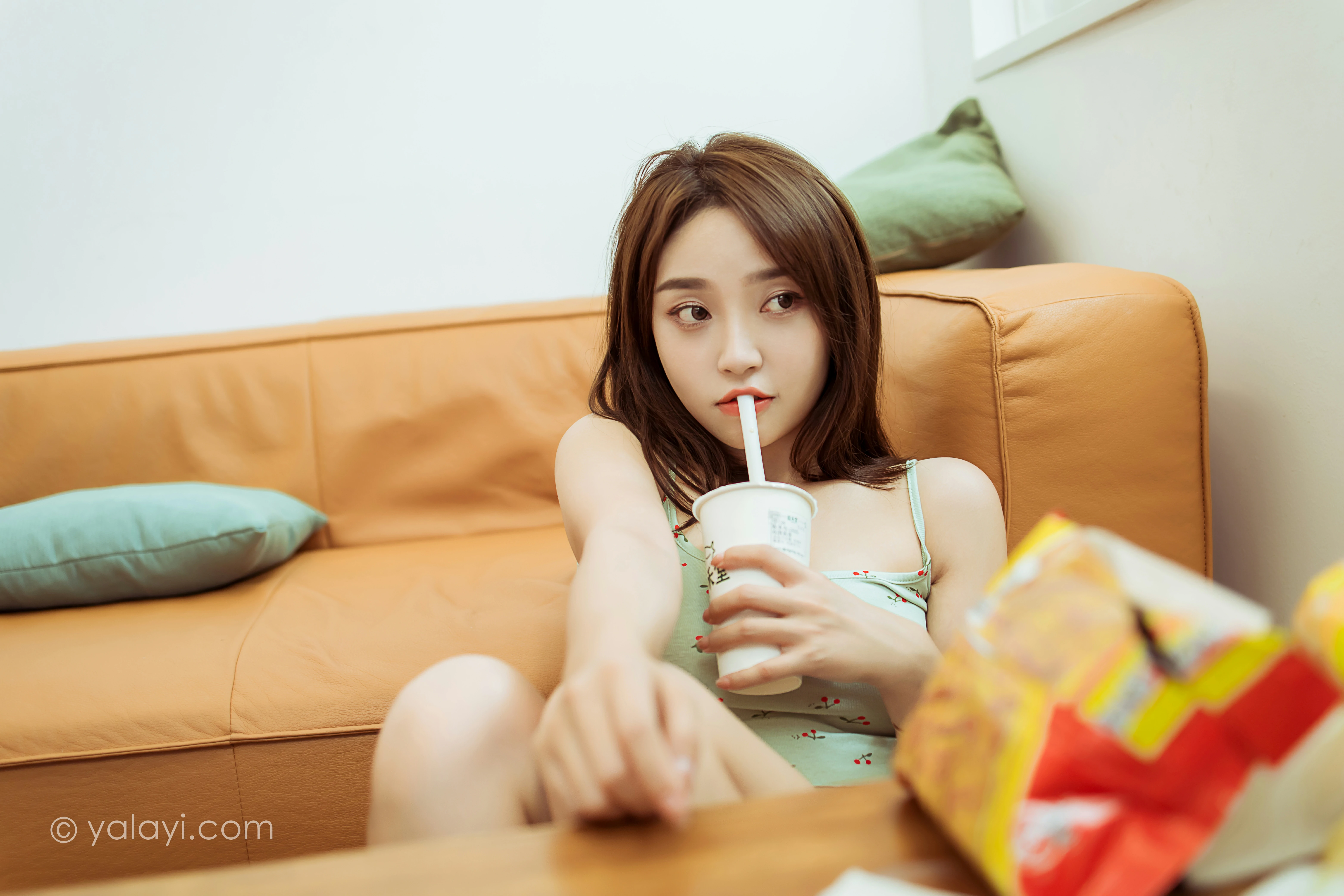 [YALAYI雅拉伊]NO.812 活在当下 雪儿 灰色性感小背心加短裤居家私房写真集第7张