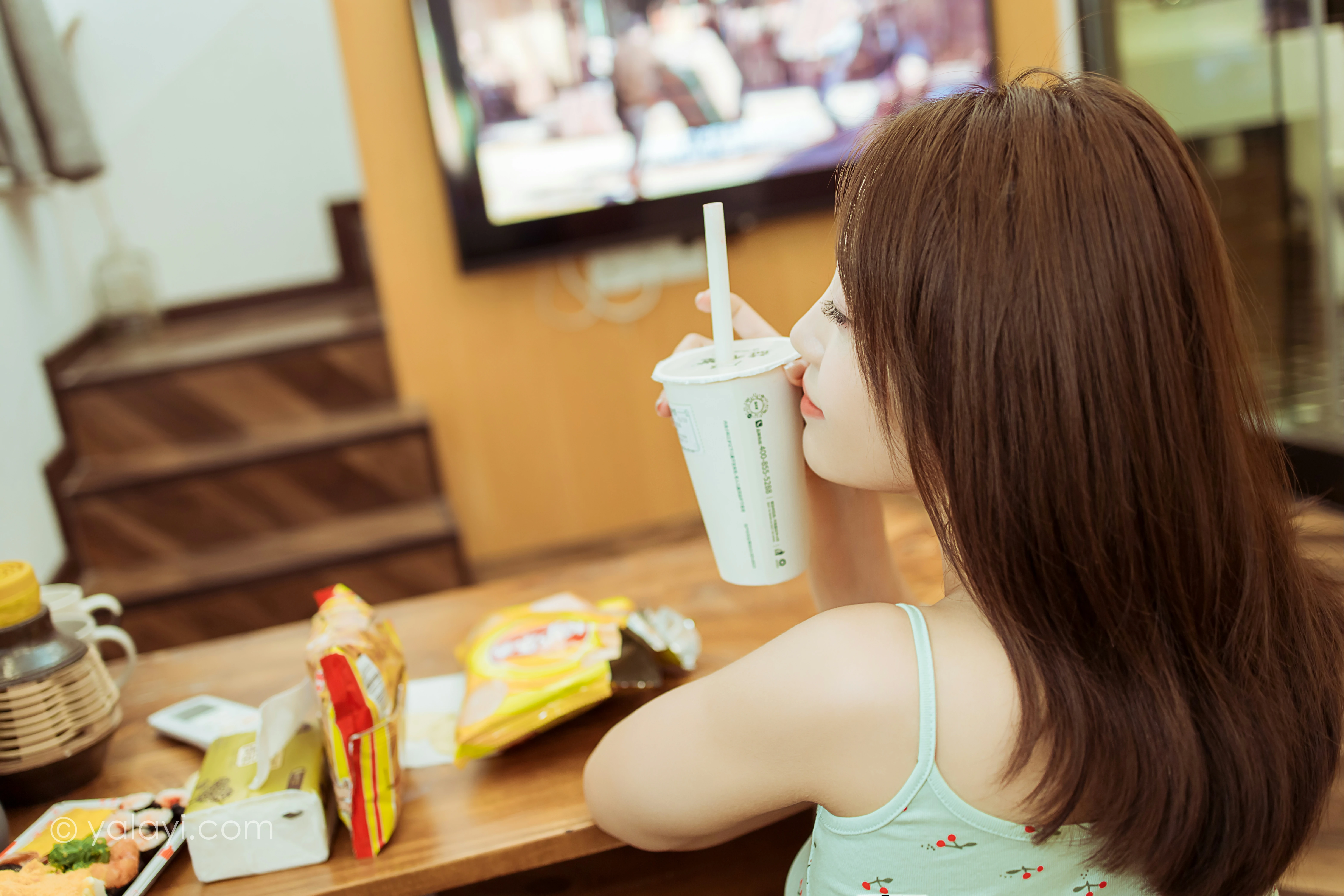 [YALAYI雅拉伊]NO.812 活在当下 雪儿 灰色性感小背心加短裤居家私房写真集第9张