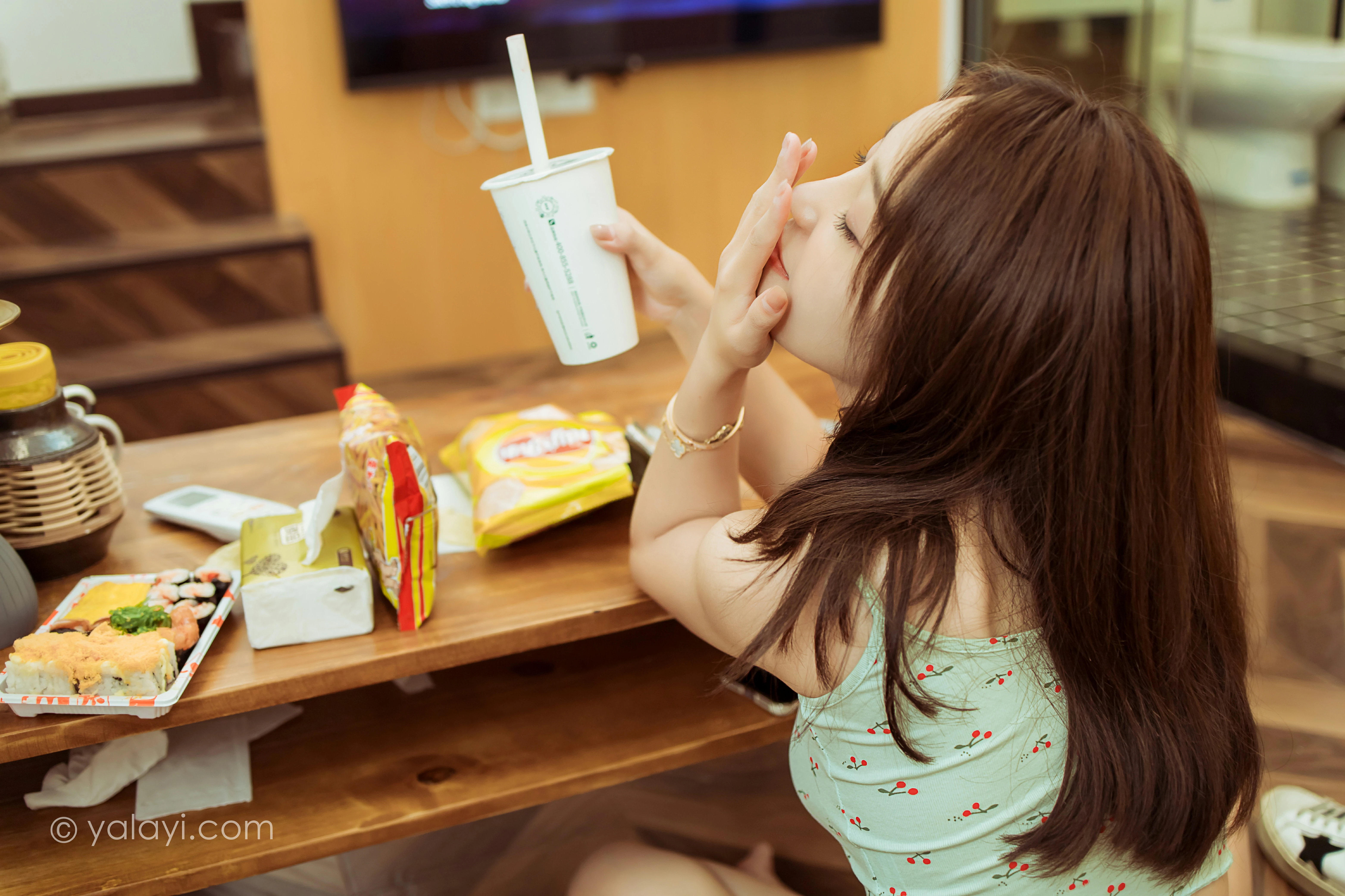 [YALAYI雅拉伊]NO.812 活在当下 雪儿 灰色性感小背心加短裤居家私房写真集第9张