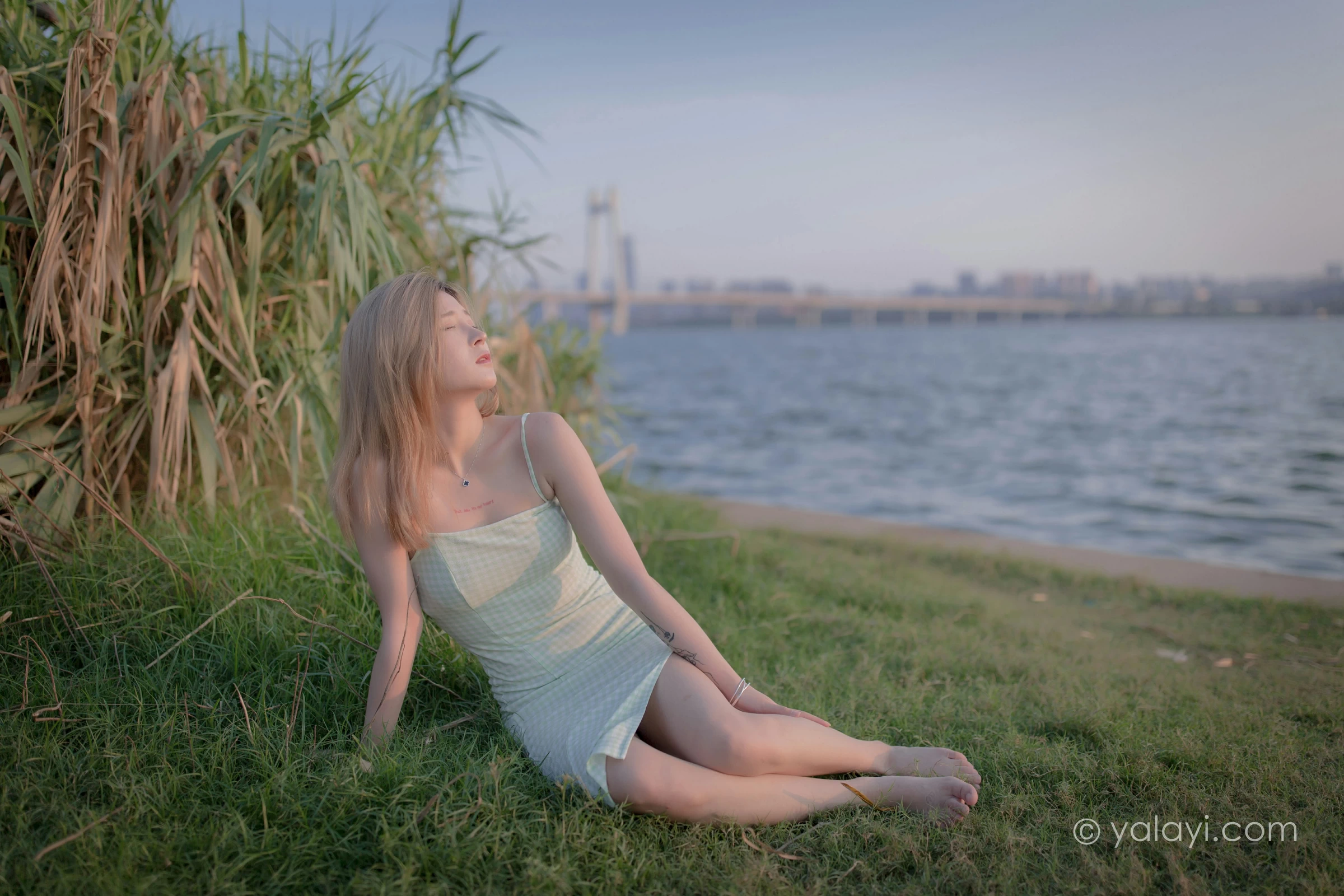 [YALAYI雅拉伊]NO.712 《风继续吹》 梦涵 紧身吊带连衣裙休闲写真第17张