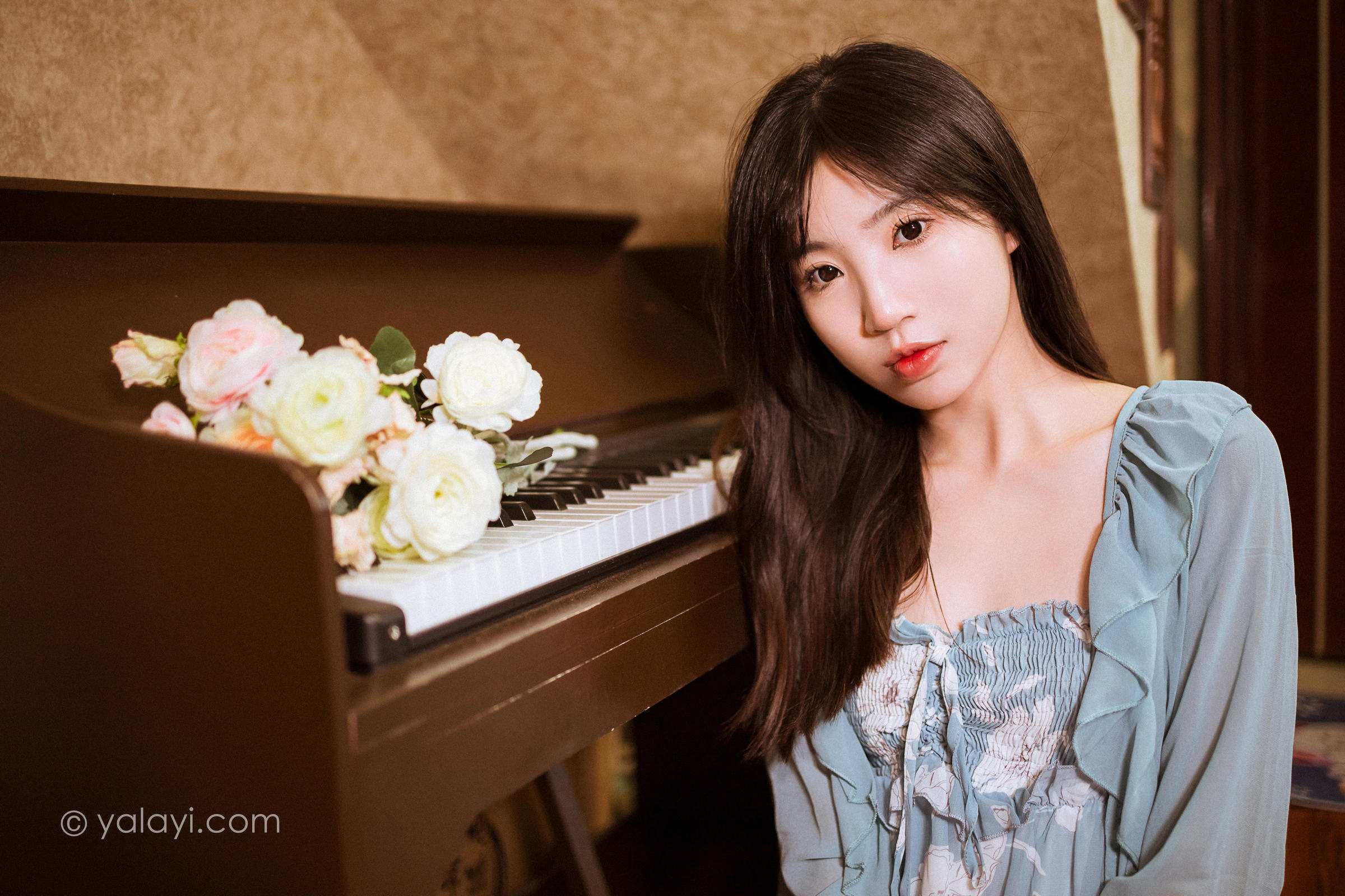 [YALAYI雅拉伊]2022.08.19 一去不复返 小乔 灰色外套加吊带连衣裙清纯写真集第5张