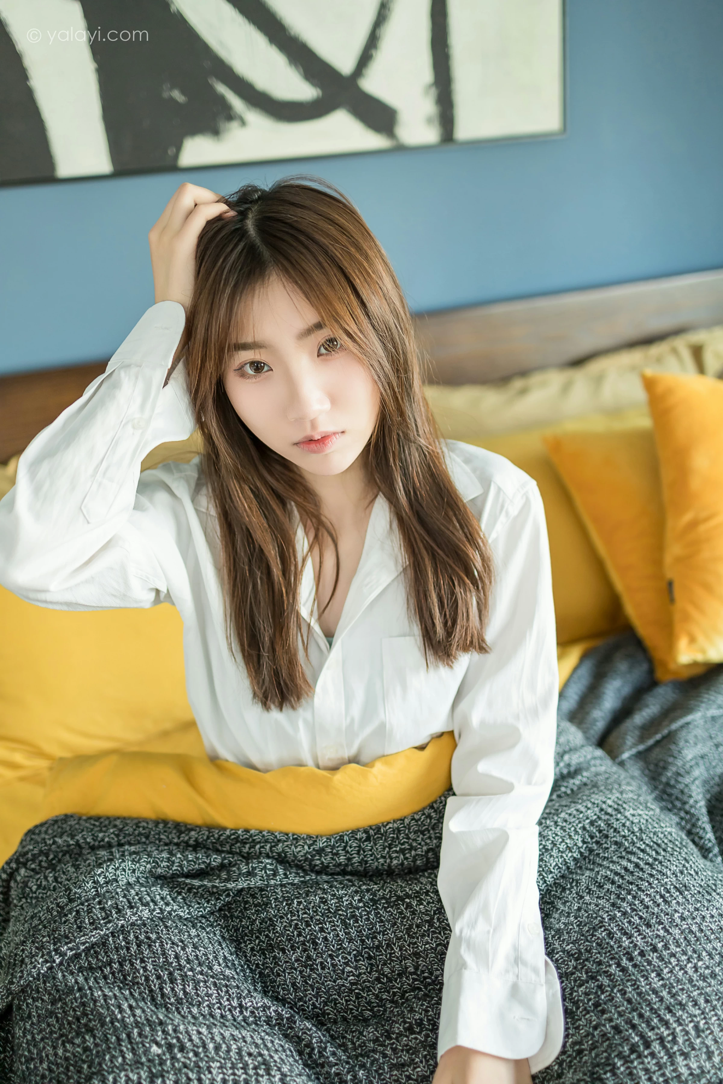 [YALAYI雅拉伊]NO.686 《亲爱的早安》 小乔 白色衬衫加牛仔热裤性感私房写真集第3张