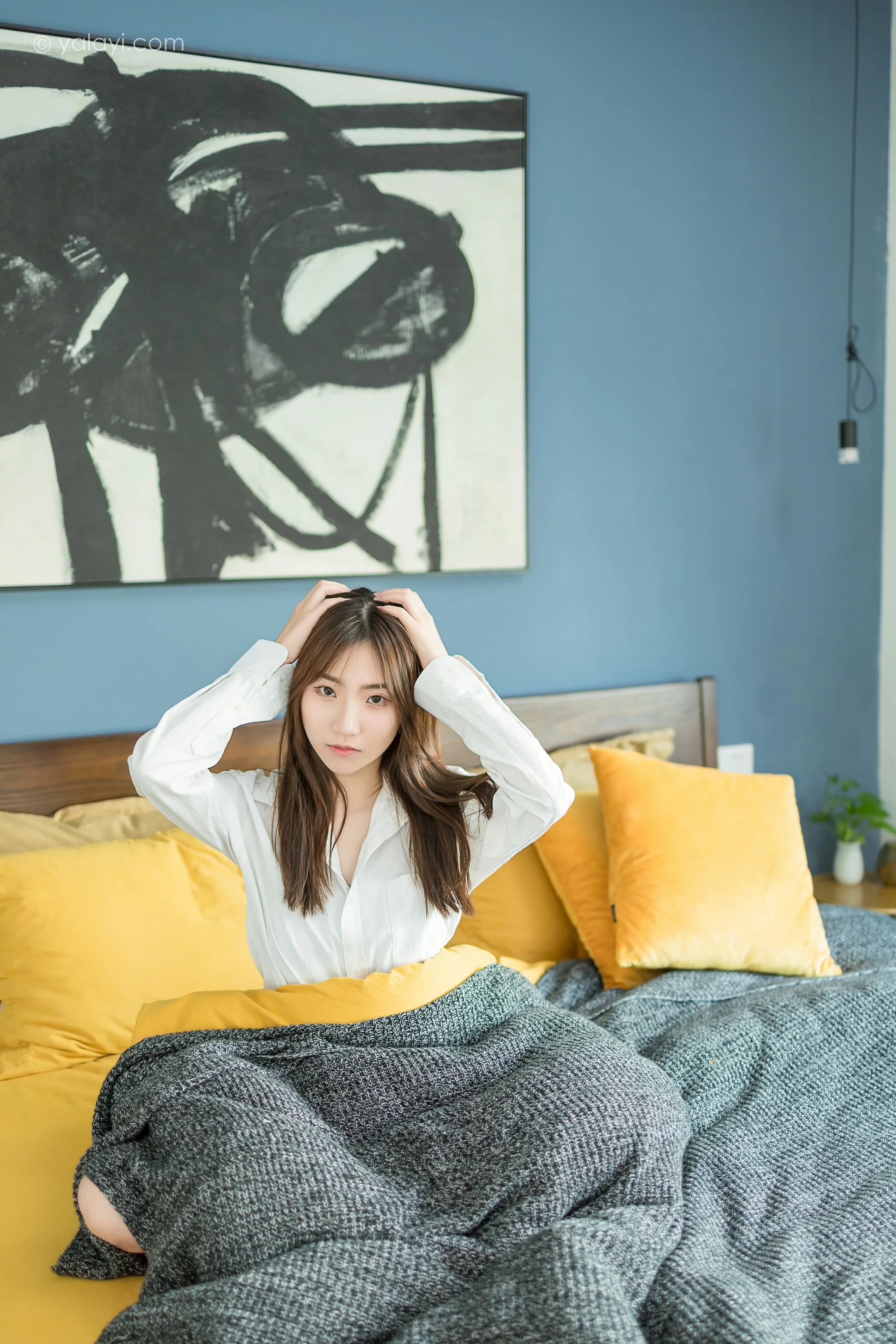 [YALAYI雅拉伊]NO.686 《亲爱的早安》 小乔 白色衬衫加牛仔热裤性感私房写真集第2张