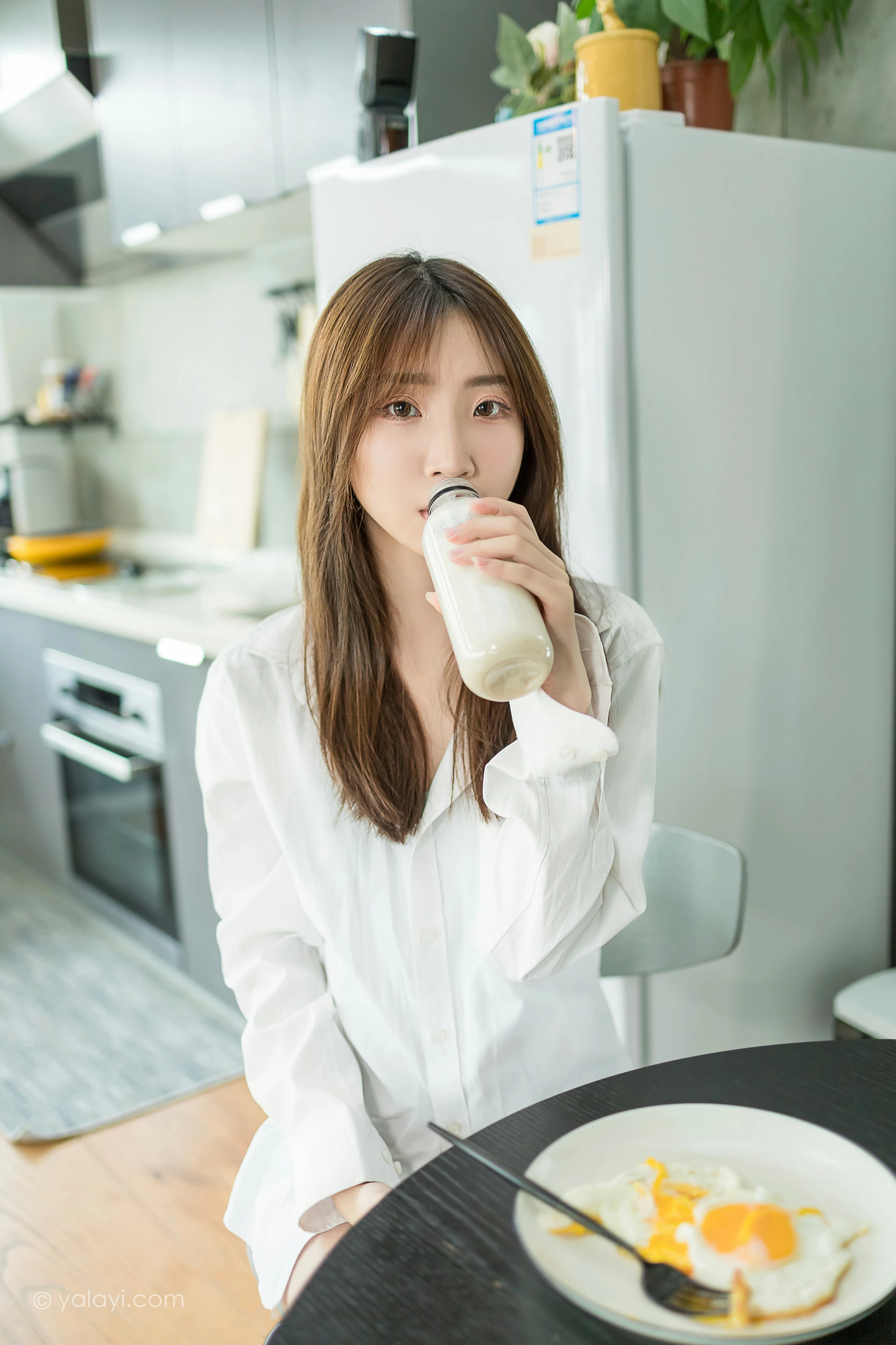 [YALAYI雅拉伊]NO.686 《亲爱的早安》 小乔 白色衬衫加牛仔热裤性感私房写真集第13张