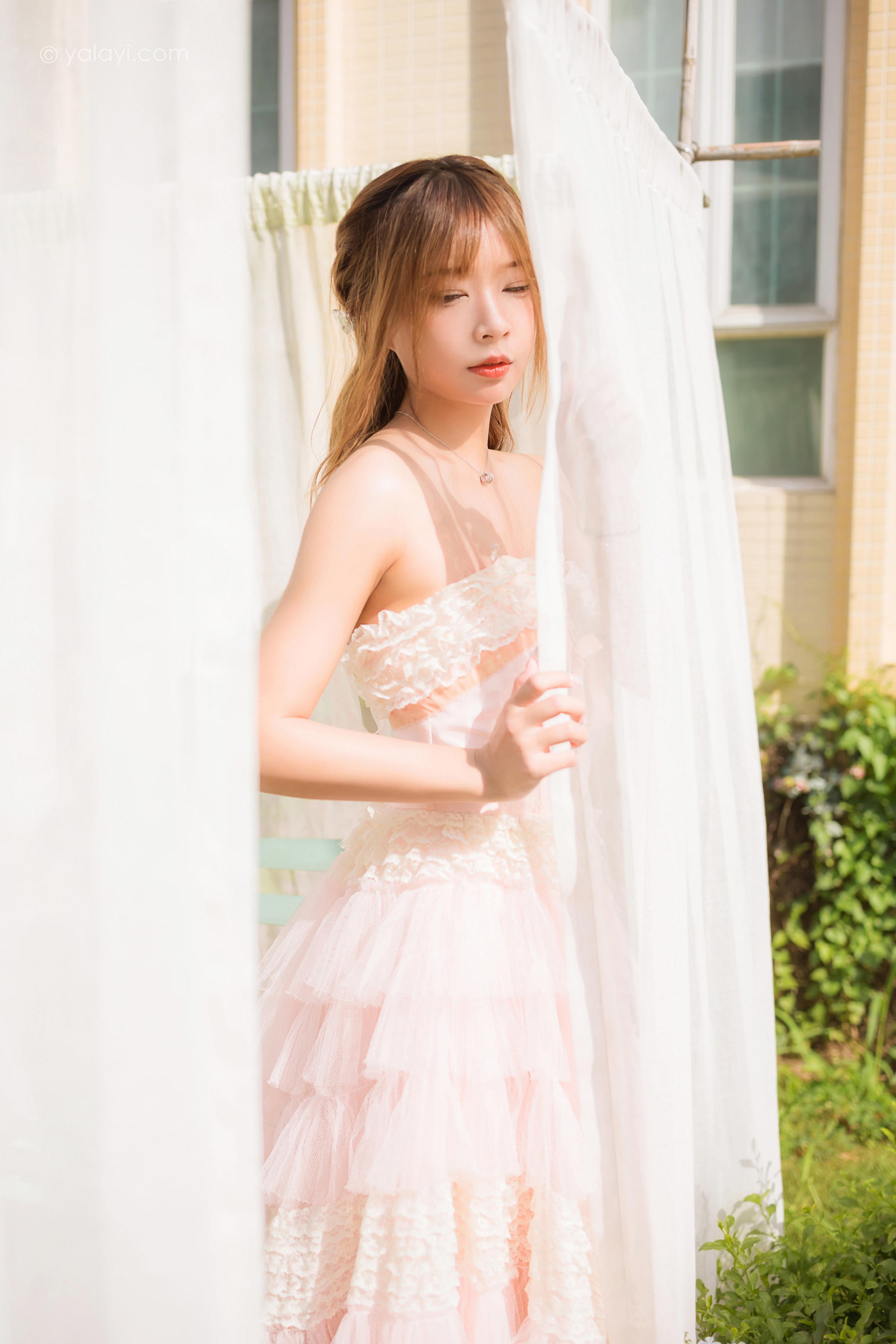 [YALAYI雅拉伊]2022.08.22 佳人 阿禾 粉色抹胸蕾丝加衣裙性感写真集第10张
