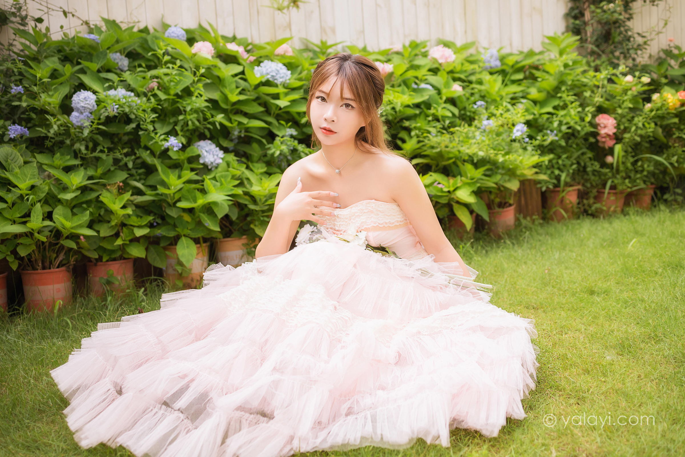 [YALAYI雅拉伊]2022.08.22 佳人 阿禾 粉色抹胸蕾丝加衣裙性感写真集第3张