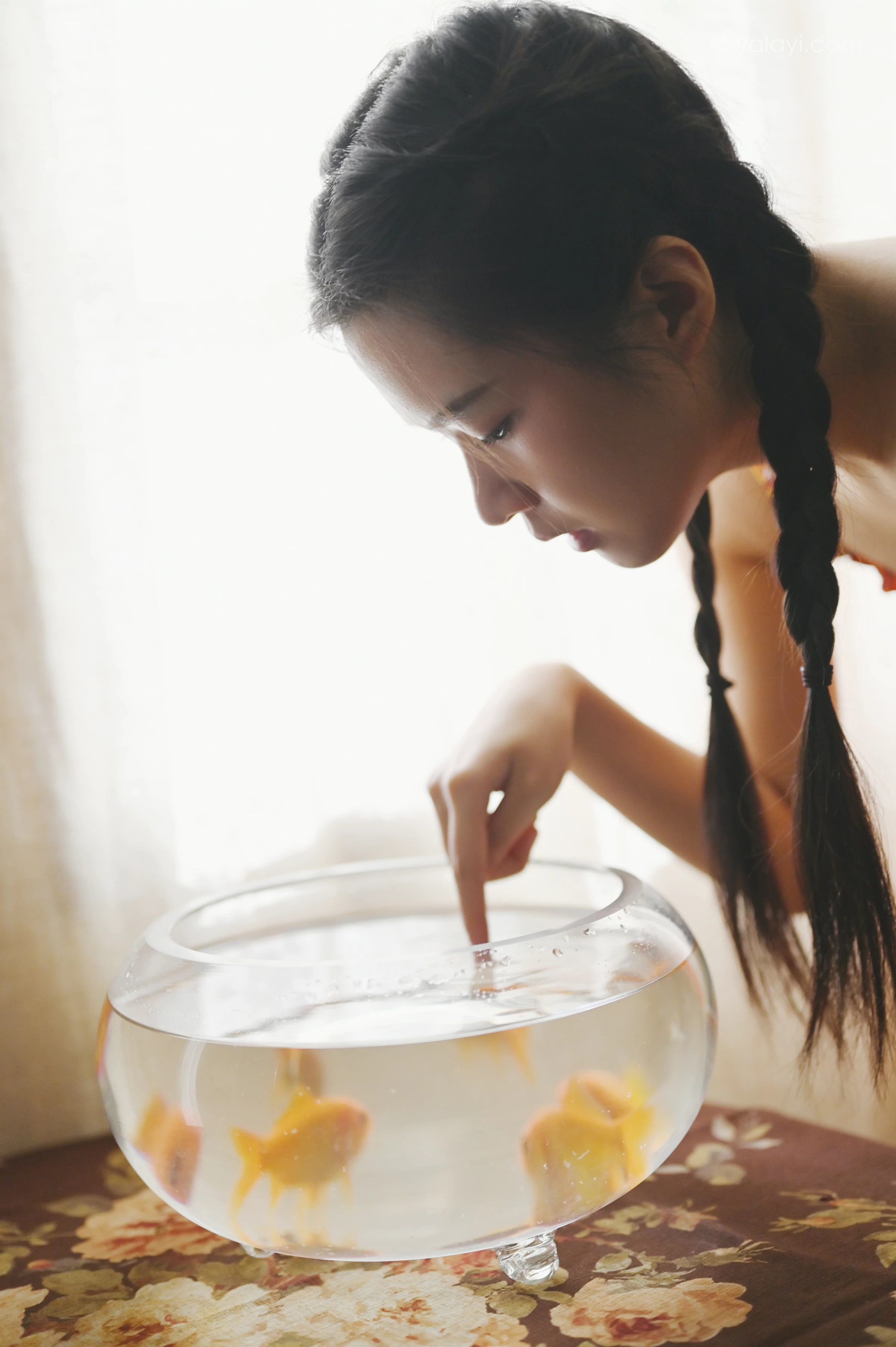 [YALAYI雅拉伊]NO.737 《独处》 方岚 红色格子内衣加短裙性感私房写真集第9张