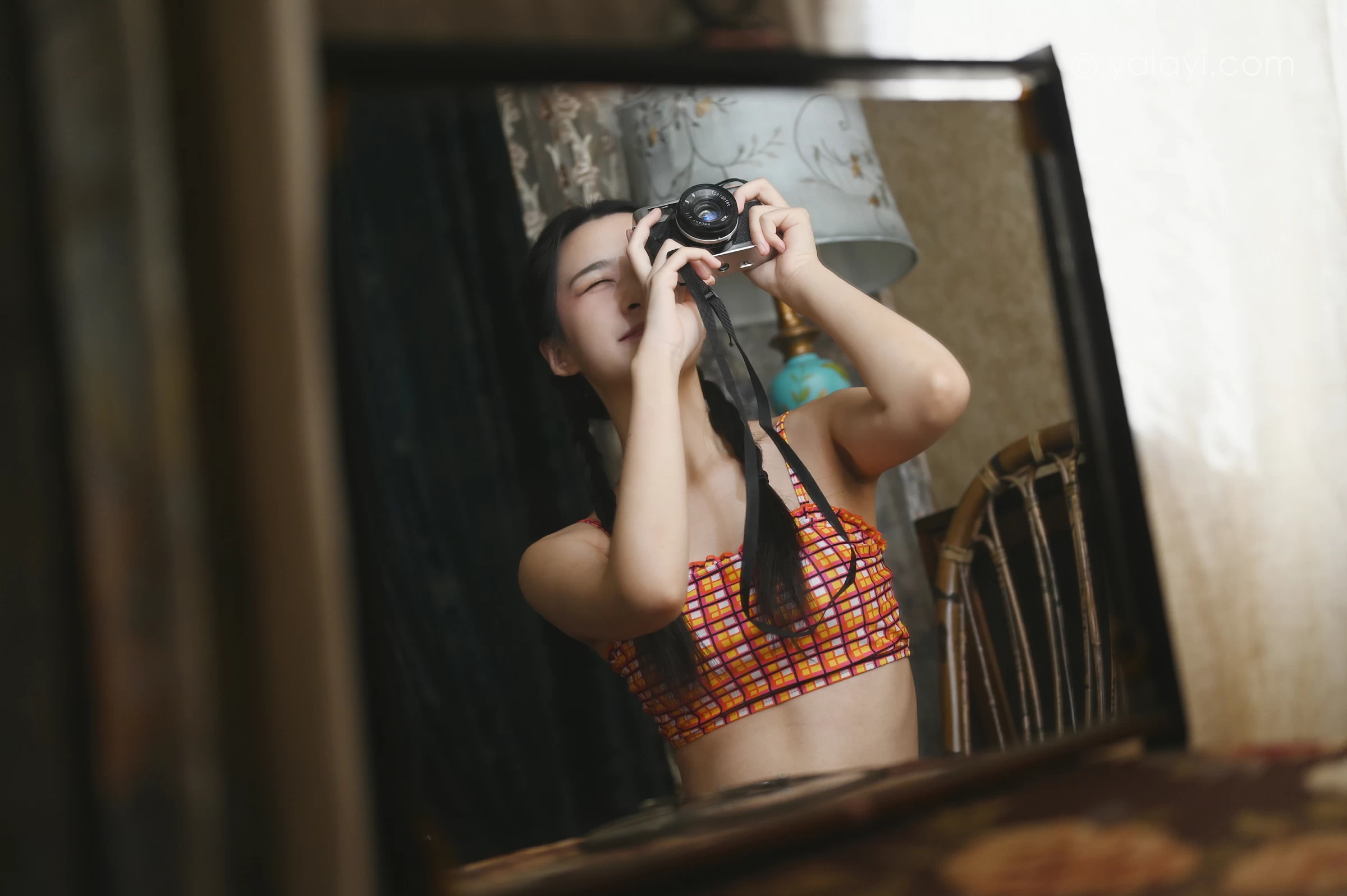 [YALAYI雅拉伊]NO.737 《独处》 方岚 红色格子内衣加短裙性感私房写真集第15张