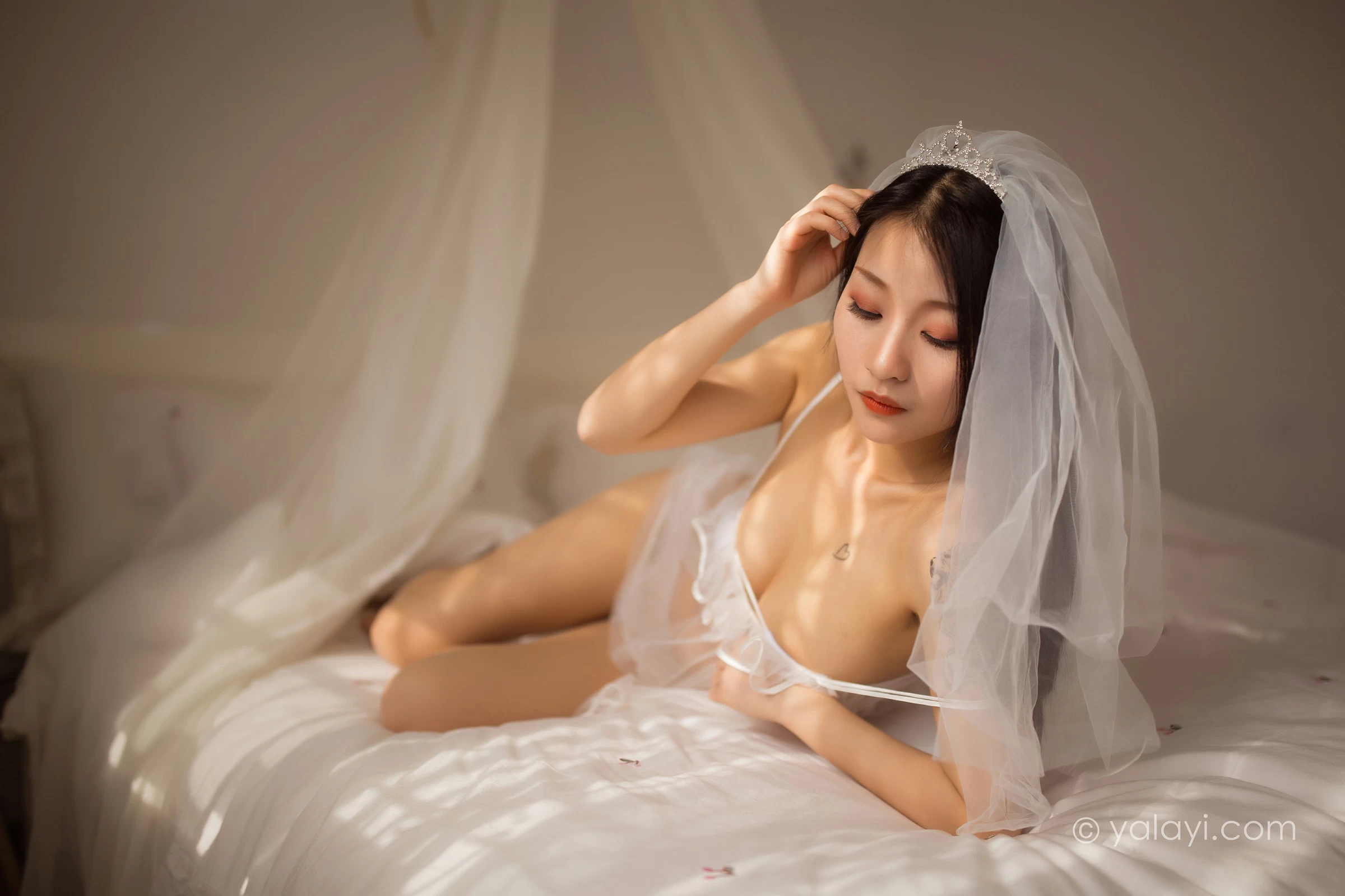 [YALAYI雅拉伊]NO.713 《等风也等你》 优优 白色透视情趣婚纱加情趣内衣性感私房写真集第8张