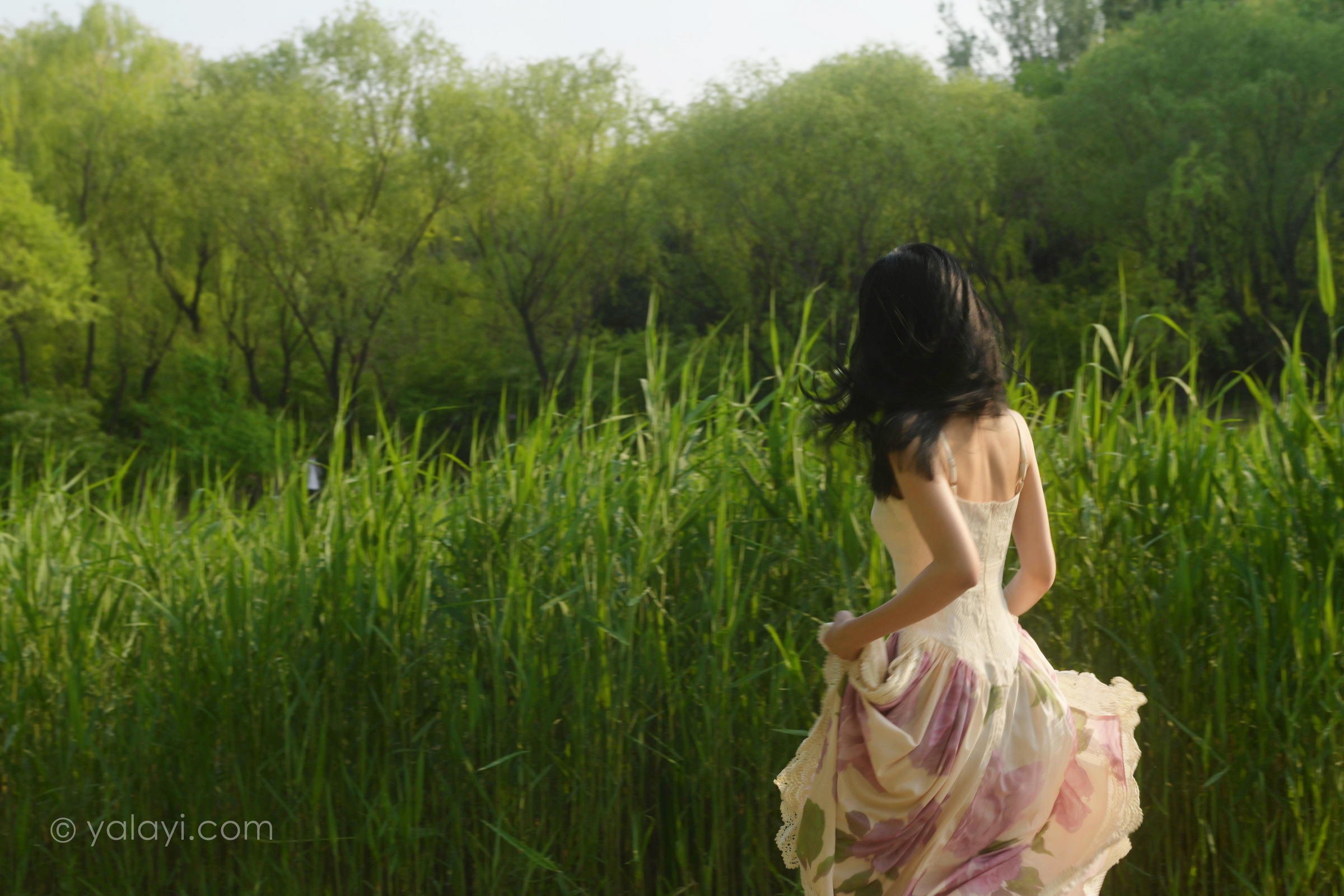 [YALAYI雅拉伊]2022.08.26 梦回 佳佳 白色透视小外套加吊带连衣裙清纯写真集第5张