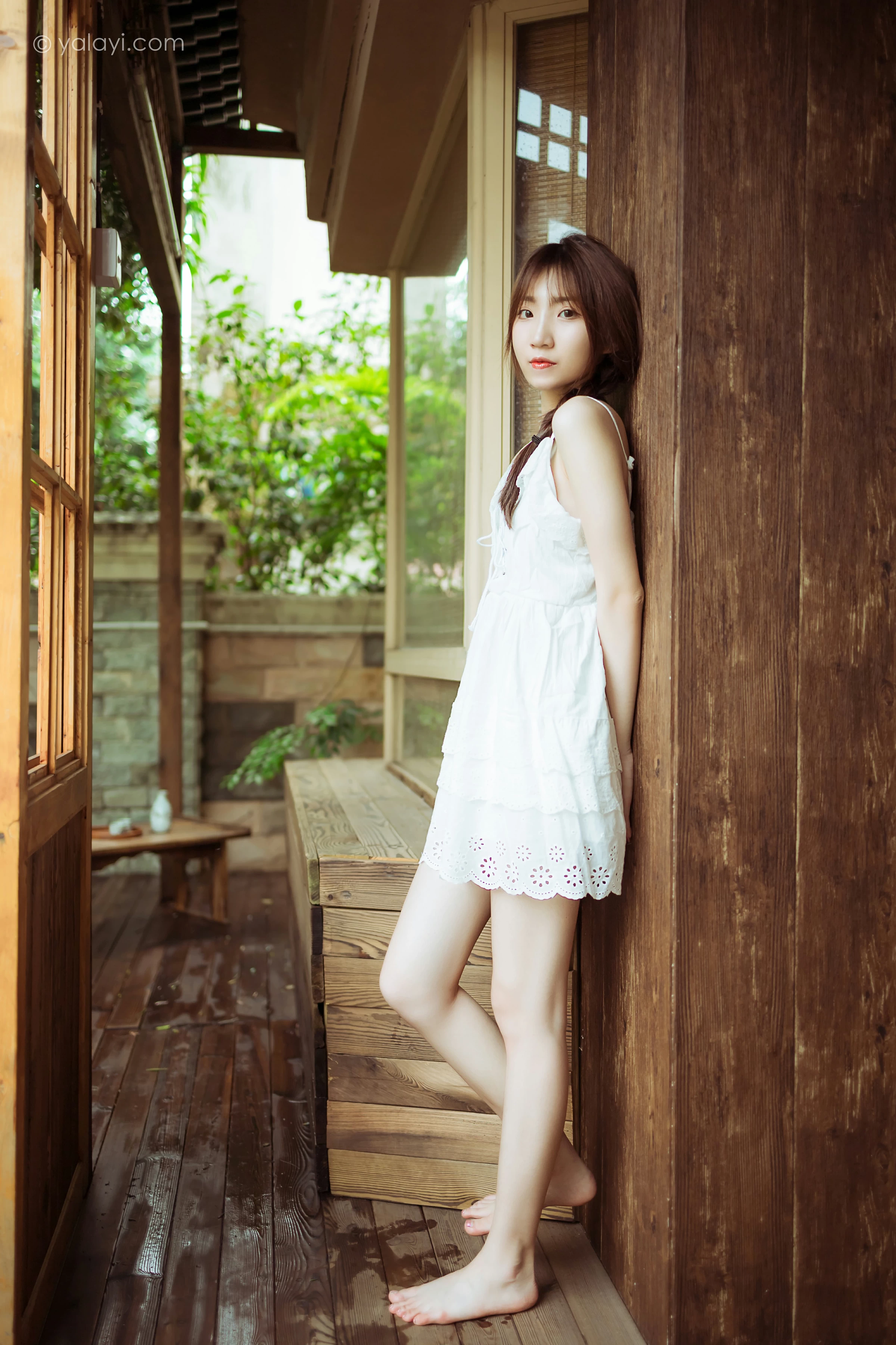 [YALAYI雅拉伊]NO.715 《雨后花园》 小乔 白色吊带连衣裙居家私房写真集第5张