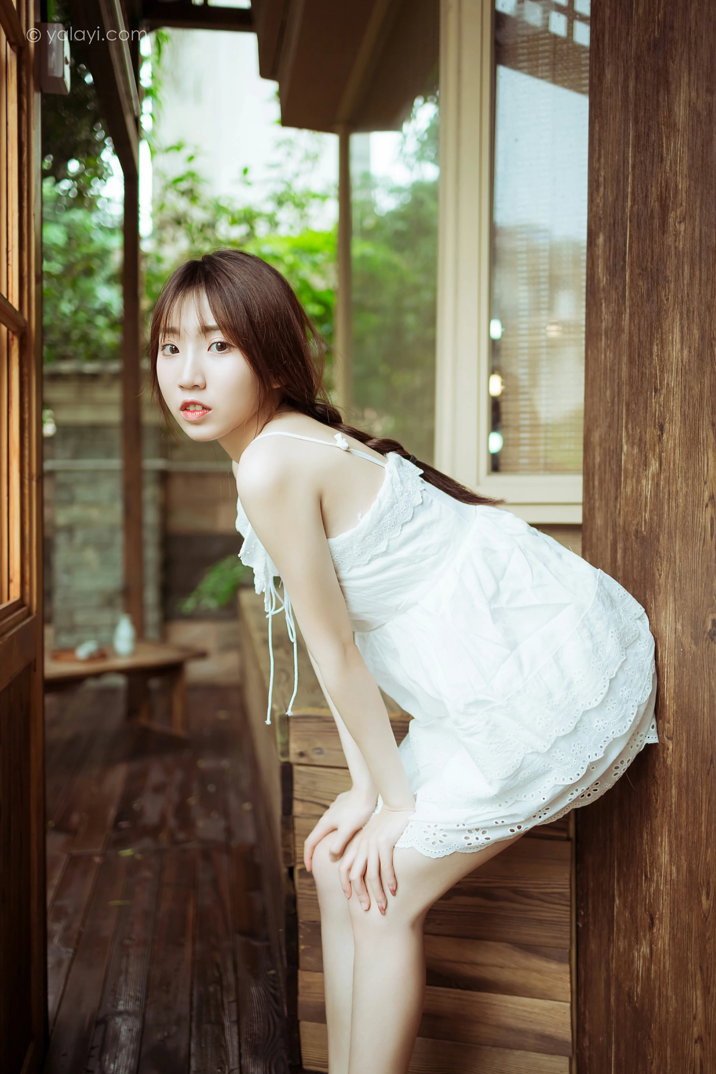 [YALAYI雅拉伊]NO.715 《雨后花园》 小乔 白色吊带连衣裙居家私房写真集第6张