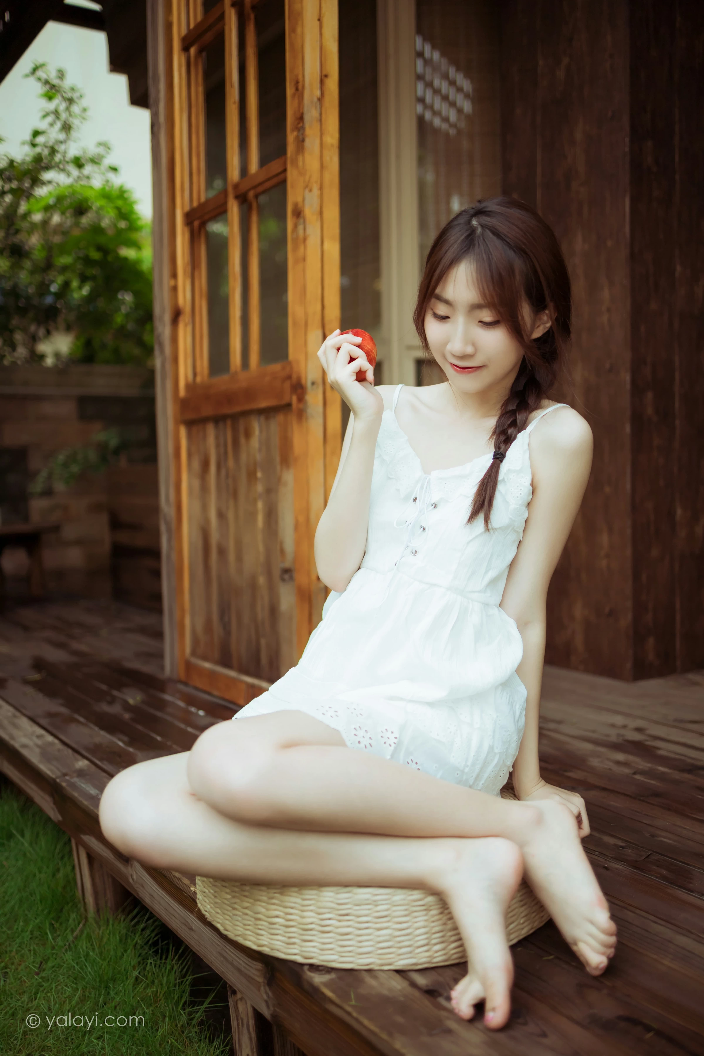 [YALAYI雅拉伊]NO.715 《雨后花园》 小乔 白色吊带连衣裙居家私房写真集第8张