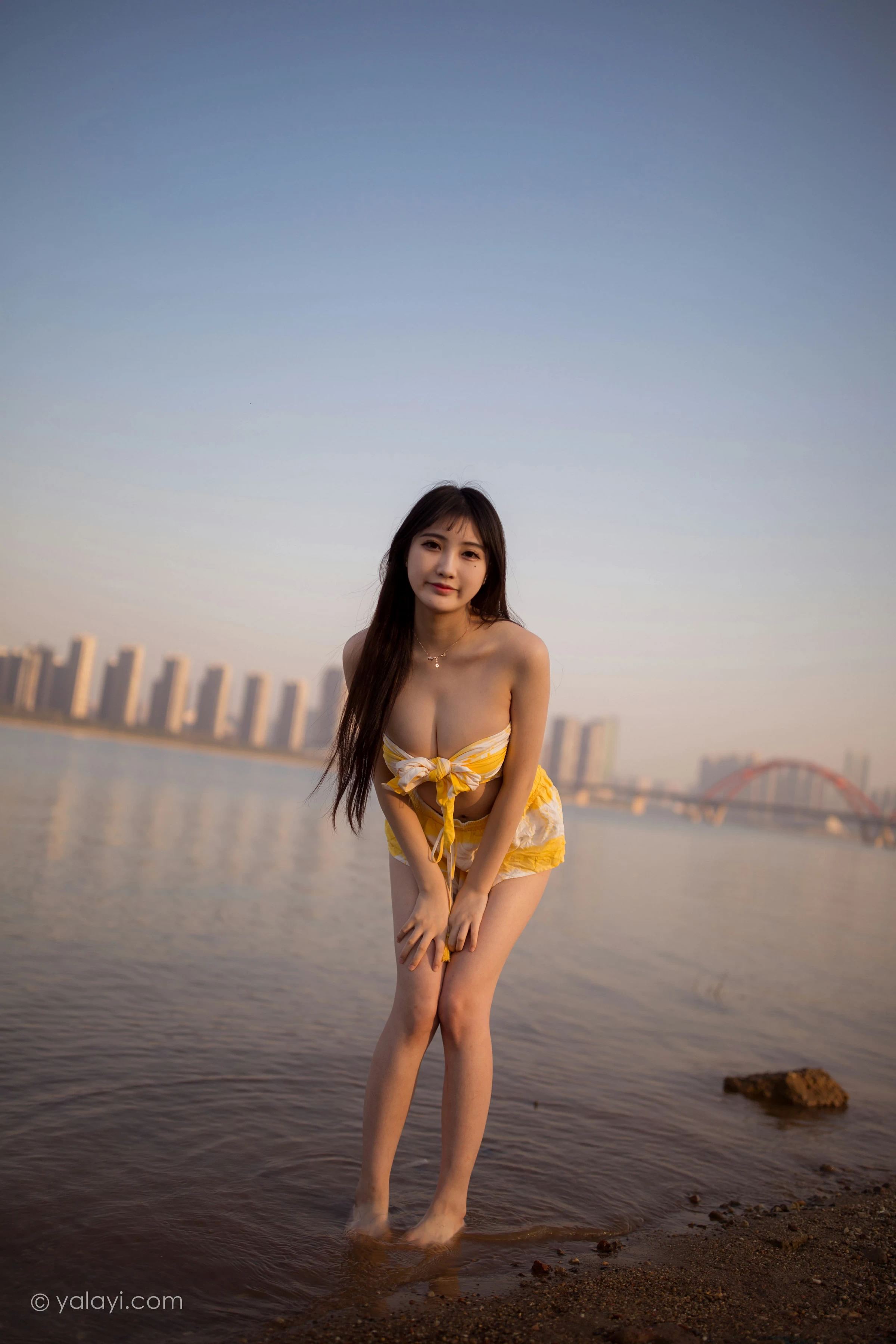 [YALAYI雅拉伊]NO.740 《令我忘餐》 瓶儿 黄色比基尼泳装加短裤性感写真集第3张
