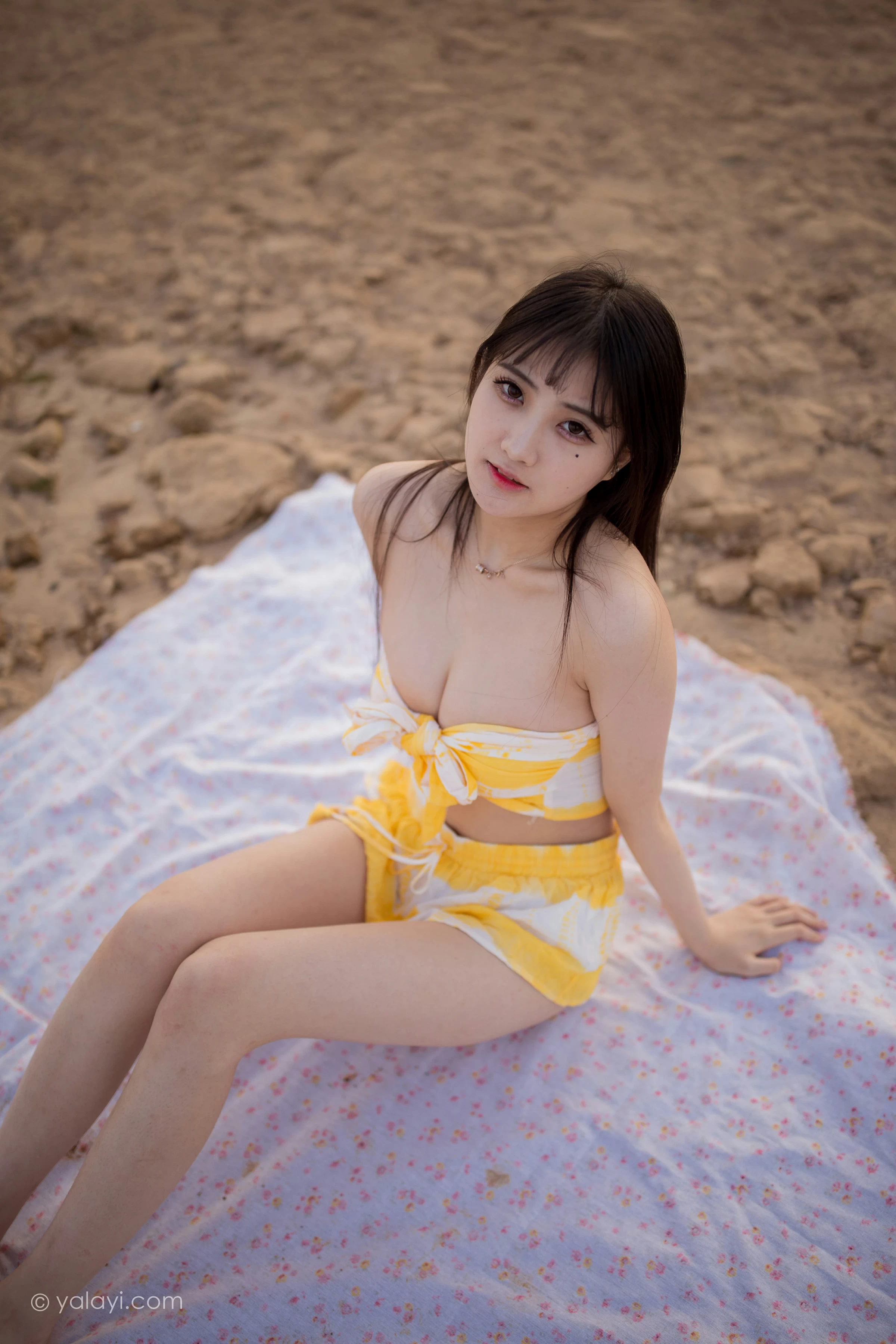 [YALAYI雅拉伊]NO.740 《令我忘餐》 瓶儿 黄色比基尼泳装加短裤性感写真集第5张