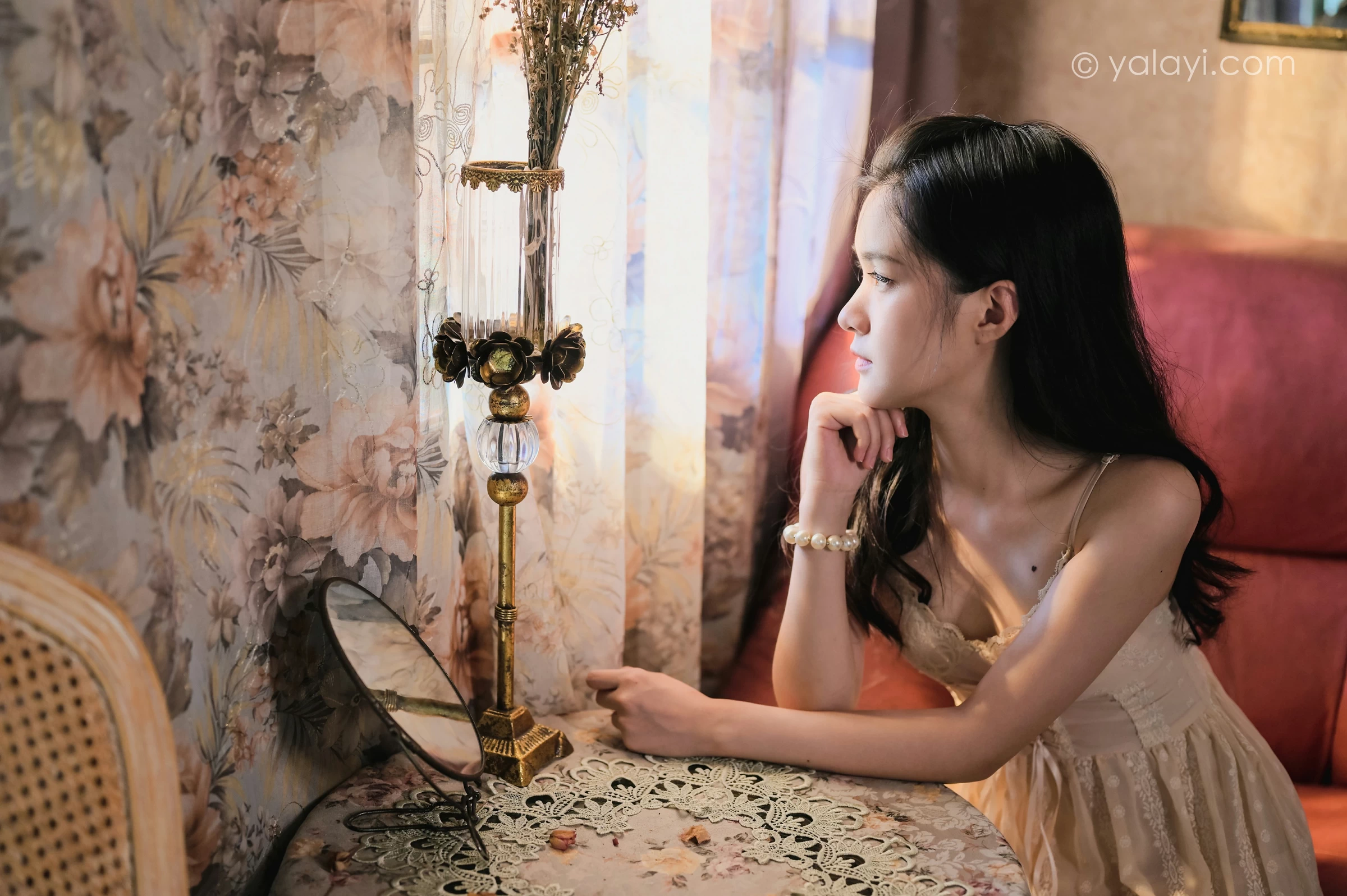 [YALAYI雅拉伊]NO.688 《盼》 方岚 白色吊带蕾丝连衣裙居家私房写真集第1张