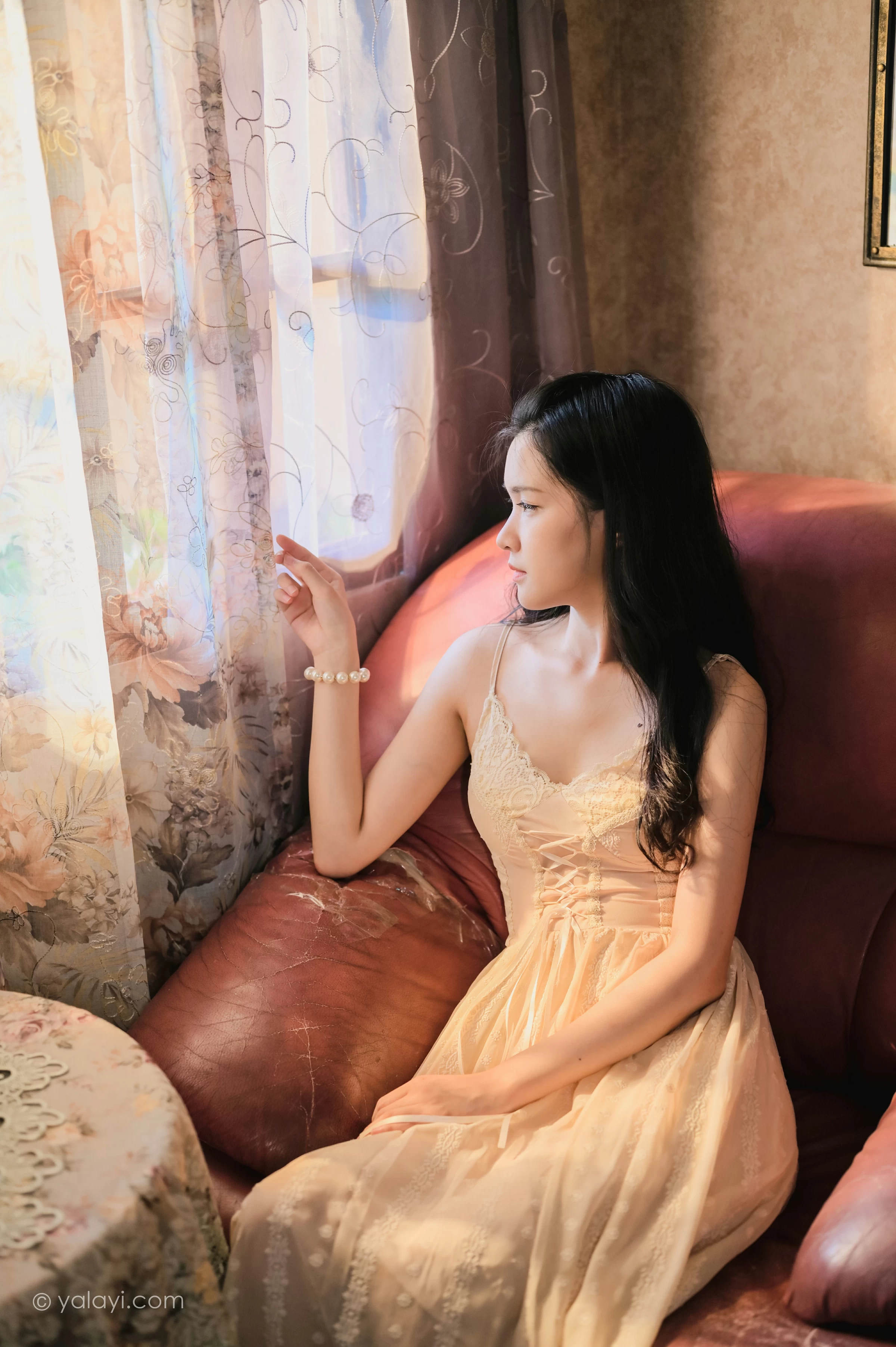 [YALAYI雅拉伊]NO.688 《盼》 方岚 白色吊带蕾丝连衣裙居家私房写真集第2张