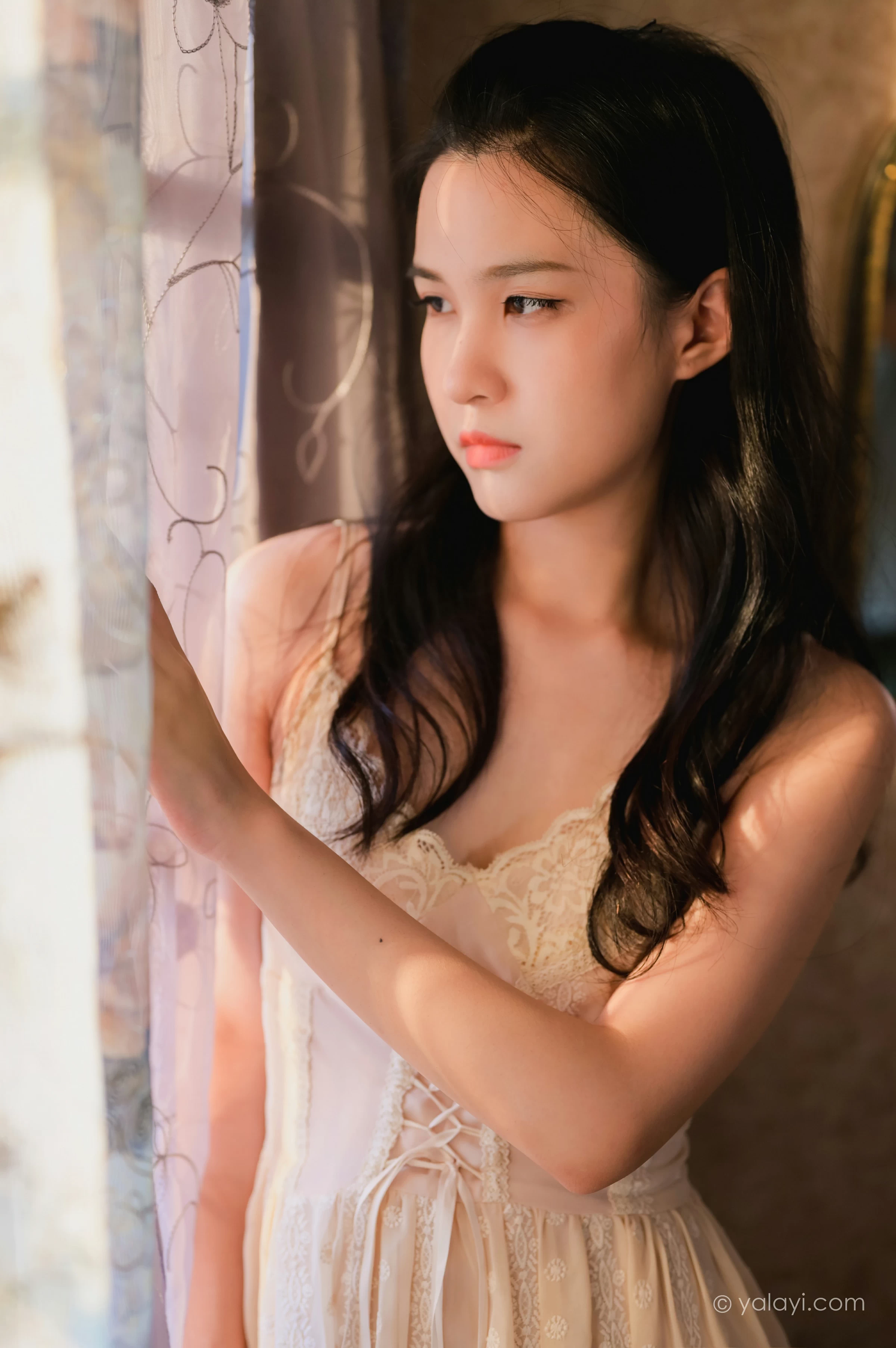 [YALAYI雅拉伊]NO.688 《盼》 方岚 白色吊带蕾丝连衣裙居家私房写真集第5张