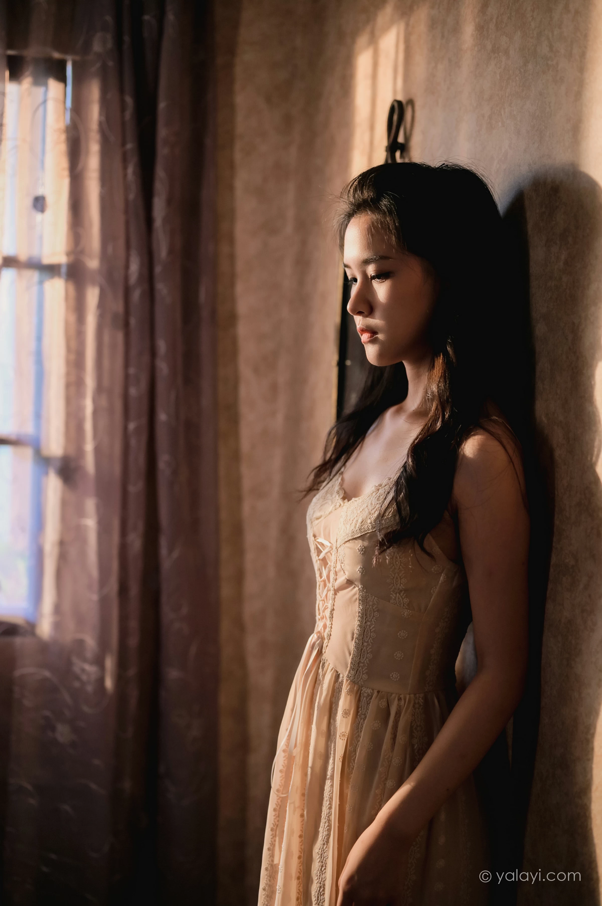 [YALAYI雅拉伊]NO.688 《盼》 方岚 白色吊带蕾丝连衣裙居家私房写真集第12张