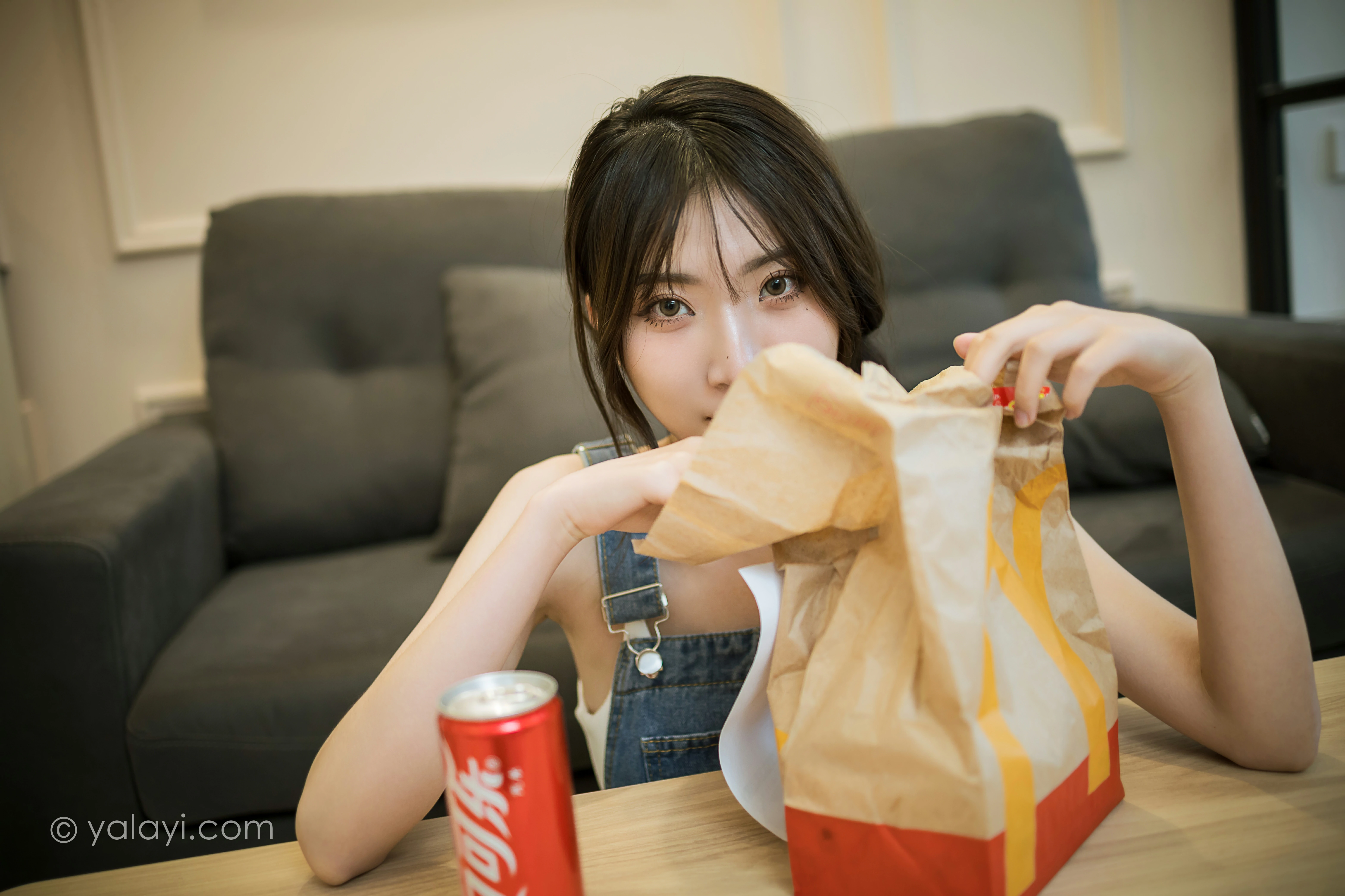 [YALAYI雅拉伊]NO.809 宅家日记 小乔 背带牛仔短裙加白色性感小背心私房写真集第3张