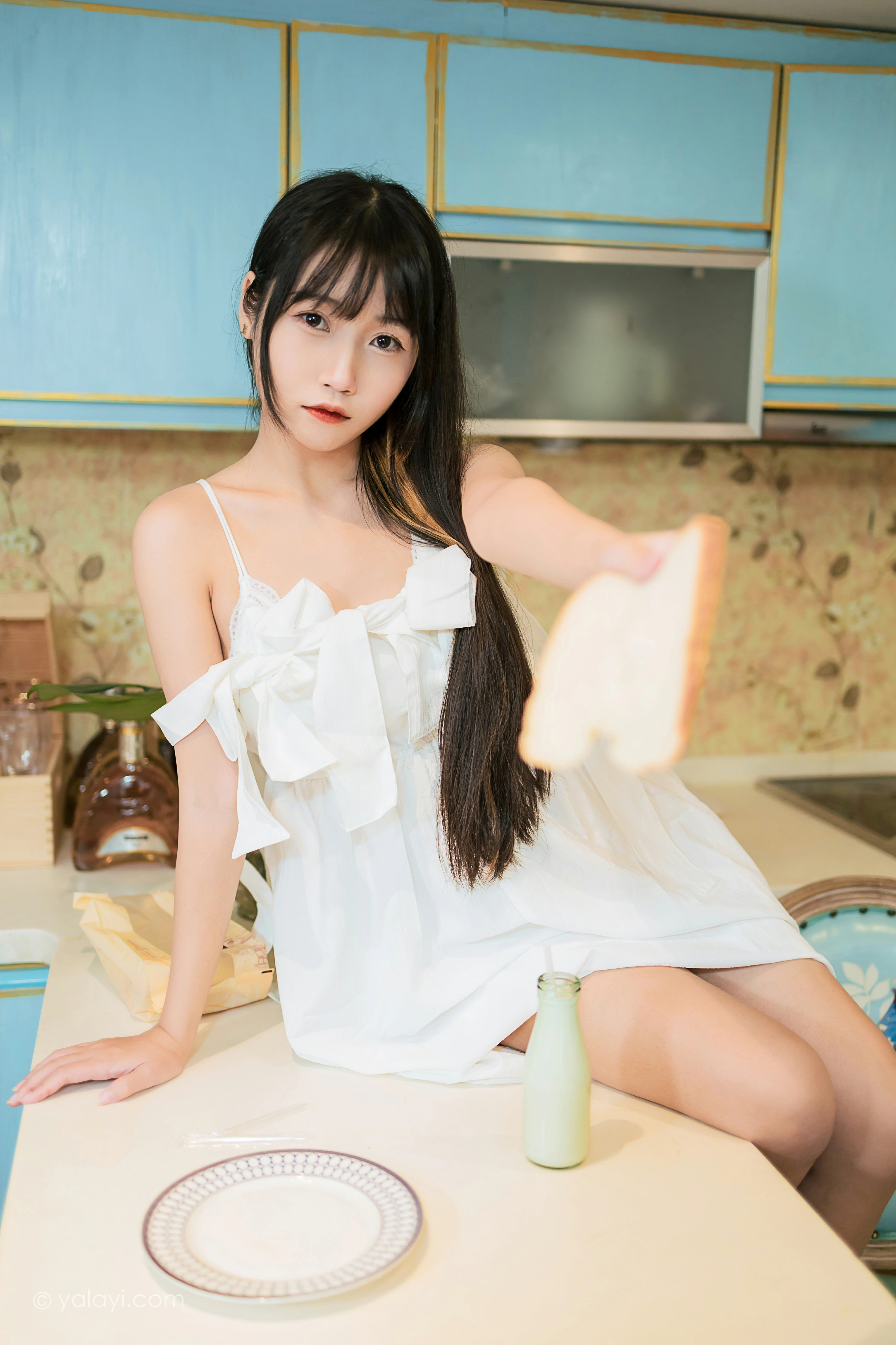 [YALAYI雅拉伊]NO.857 谁的杰作 弈思 白色吊带连衣裙居家性感写真集第2张