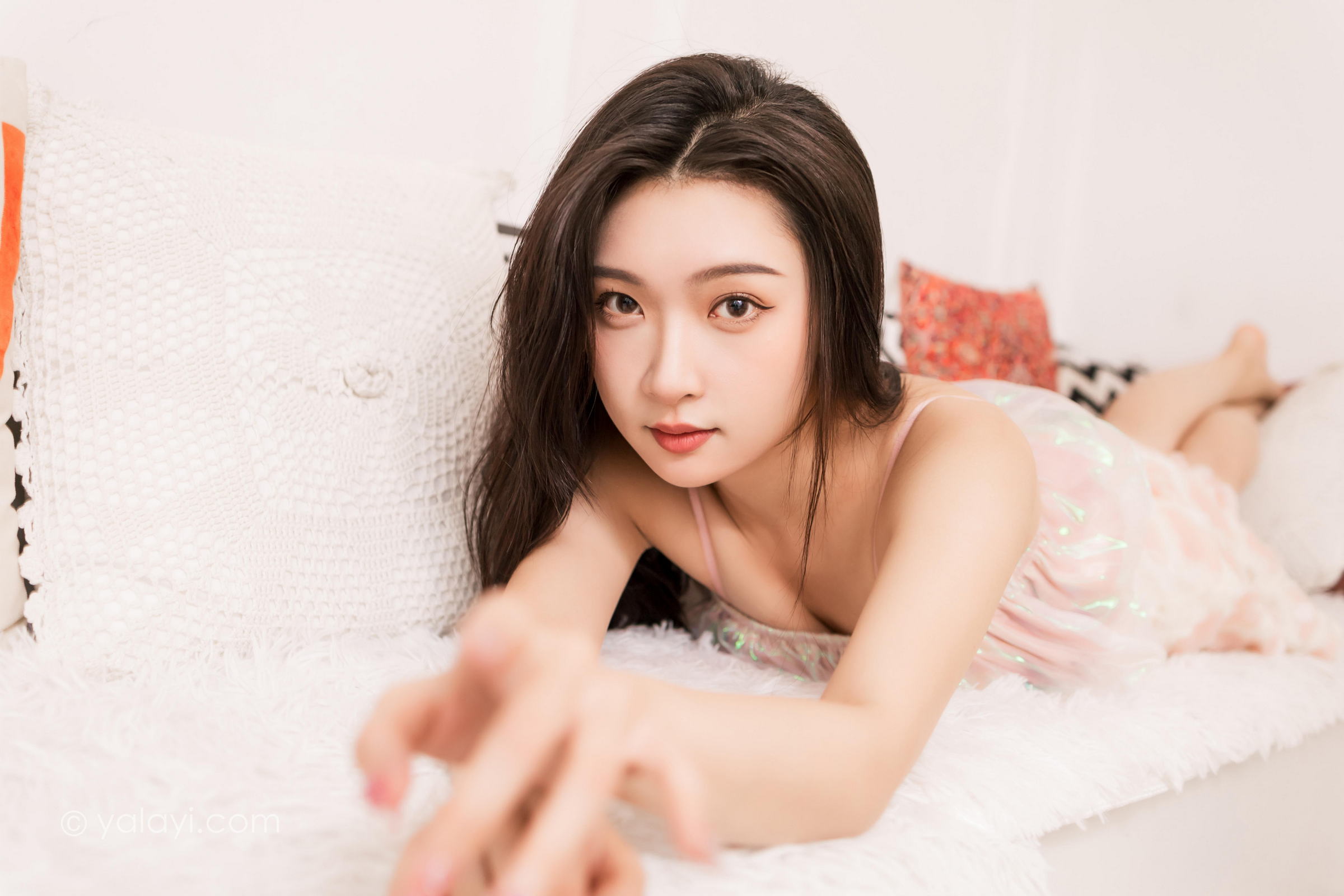 [YALAYI雅拉伊]2022.06.07 我和你 徐小云 粉色蕾丝短裙加吊带小背心性感私房写真集第6张