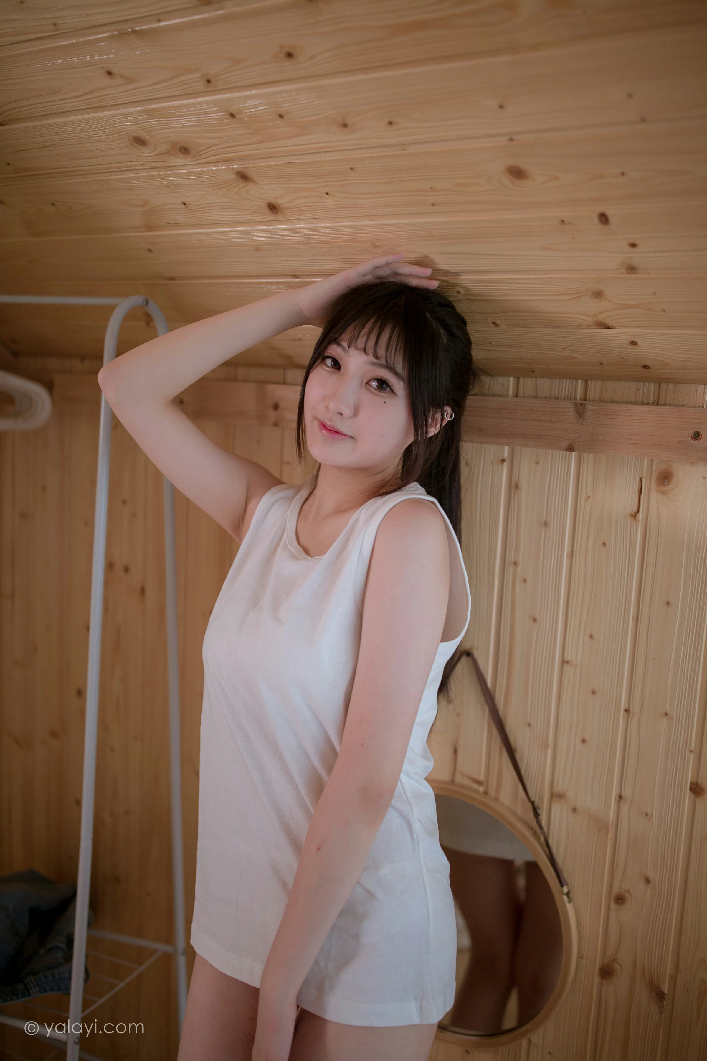 [YALAYI雅拉伊]NO.694 《木屋时光》 瓶儿 白色连身背心性感私房写真集第3张