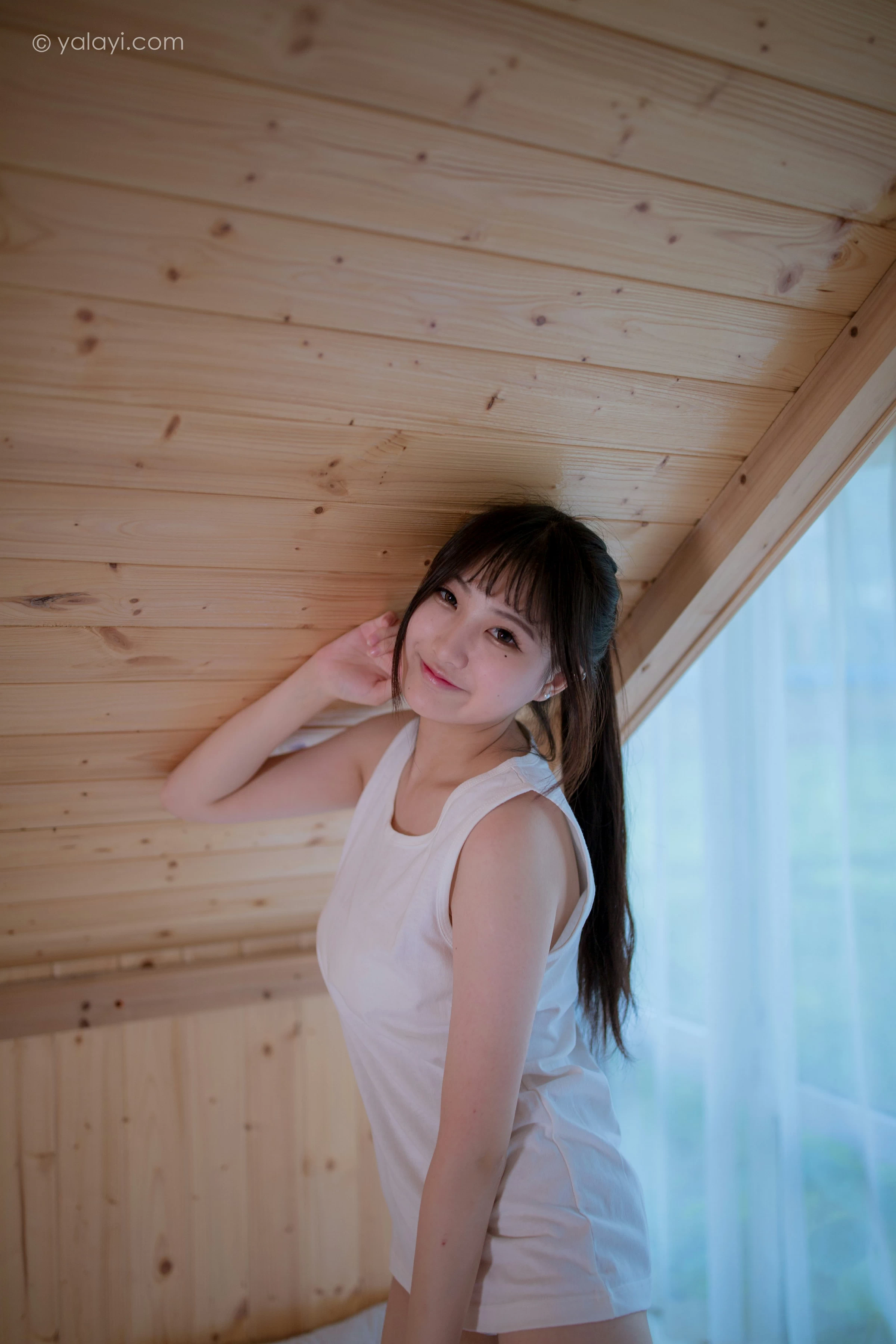 [YALAYI雅拉伊]NO.694 《木屋时光》 瓶儿 白色连身背心性感私房写真集第8张