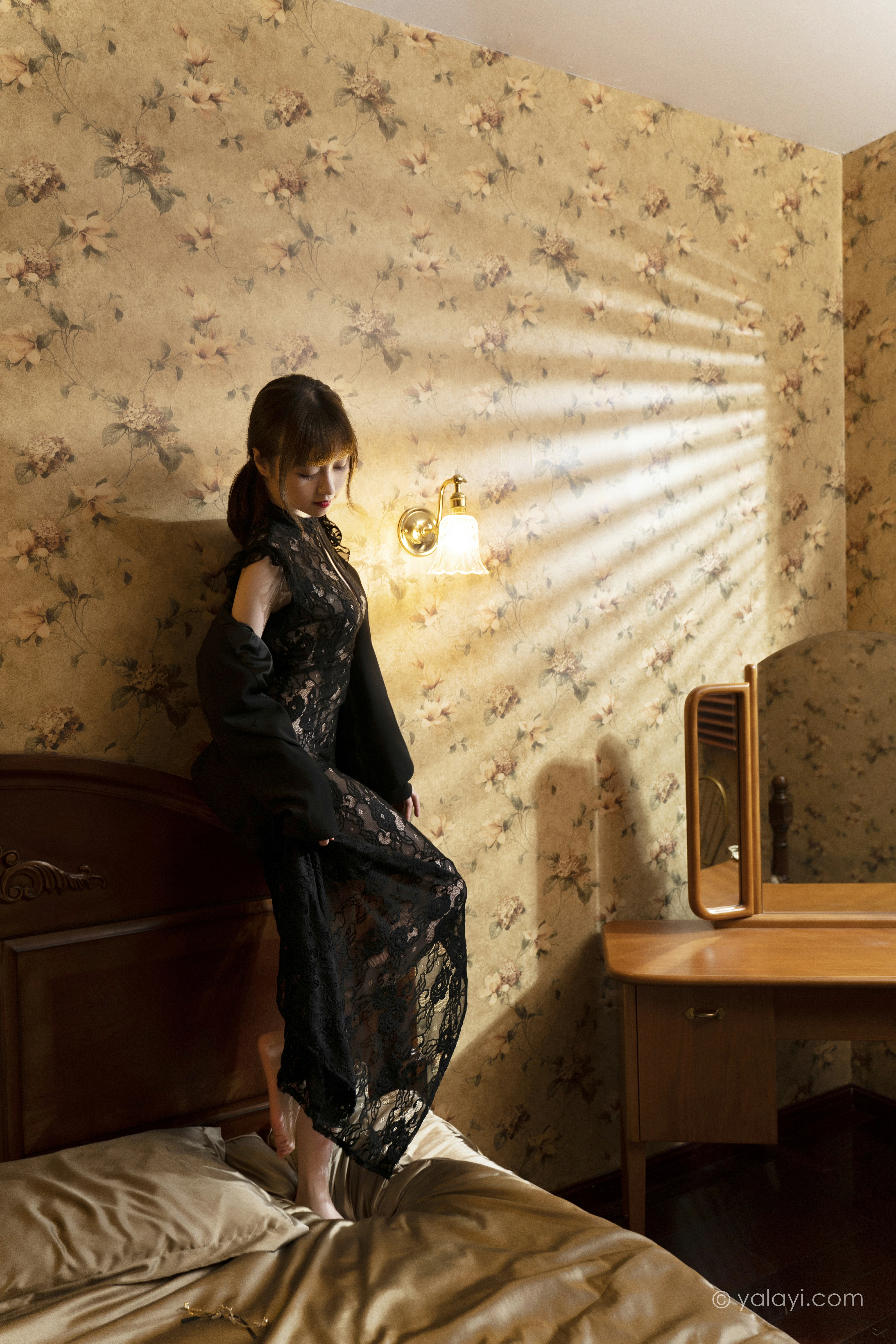 [YALAYI雅拉伊]NO.860 黑色水滴 京京 黑色外套加黑色透视蕾丝旗袍性感写真集第7张