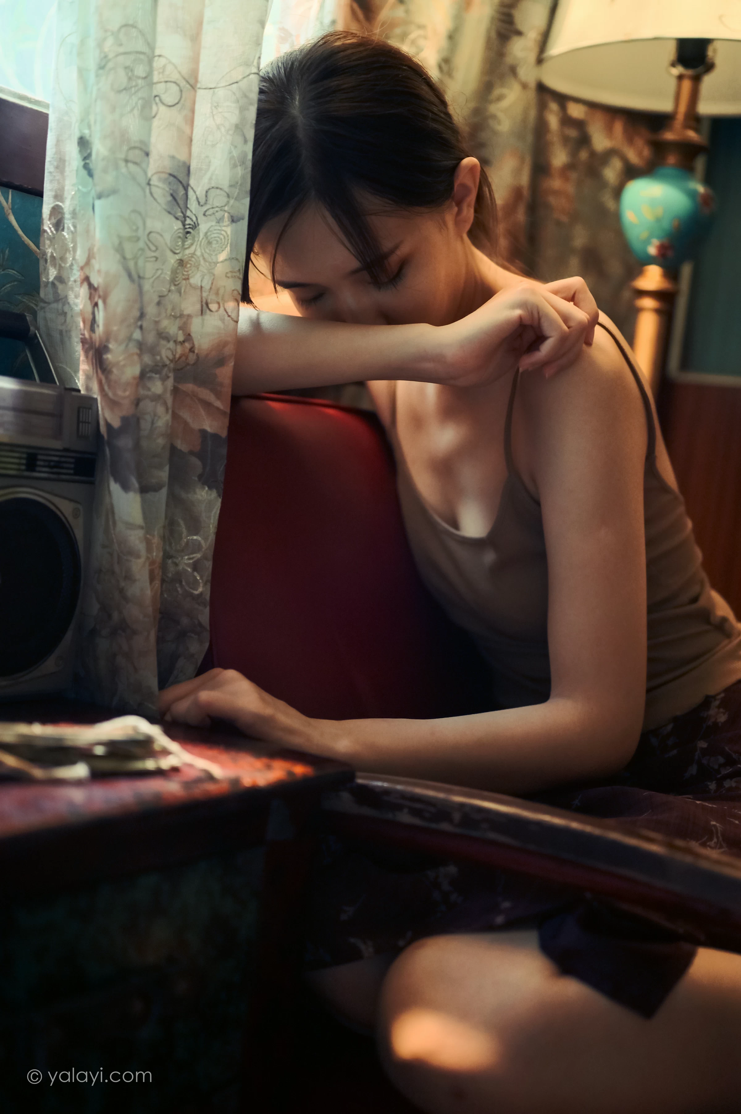 [YALAYI雅拉伊]NO.689 《黯然》 妍妍 橙色性感小背心加棕色短裙性感私房写真集第10张