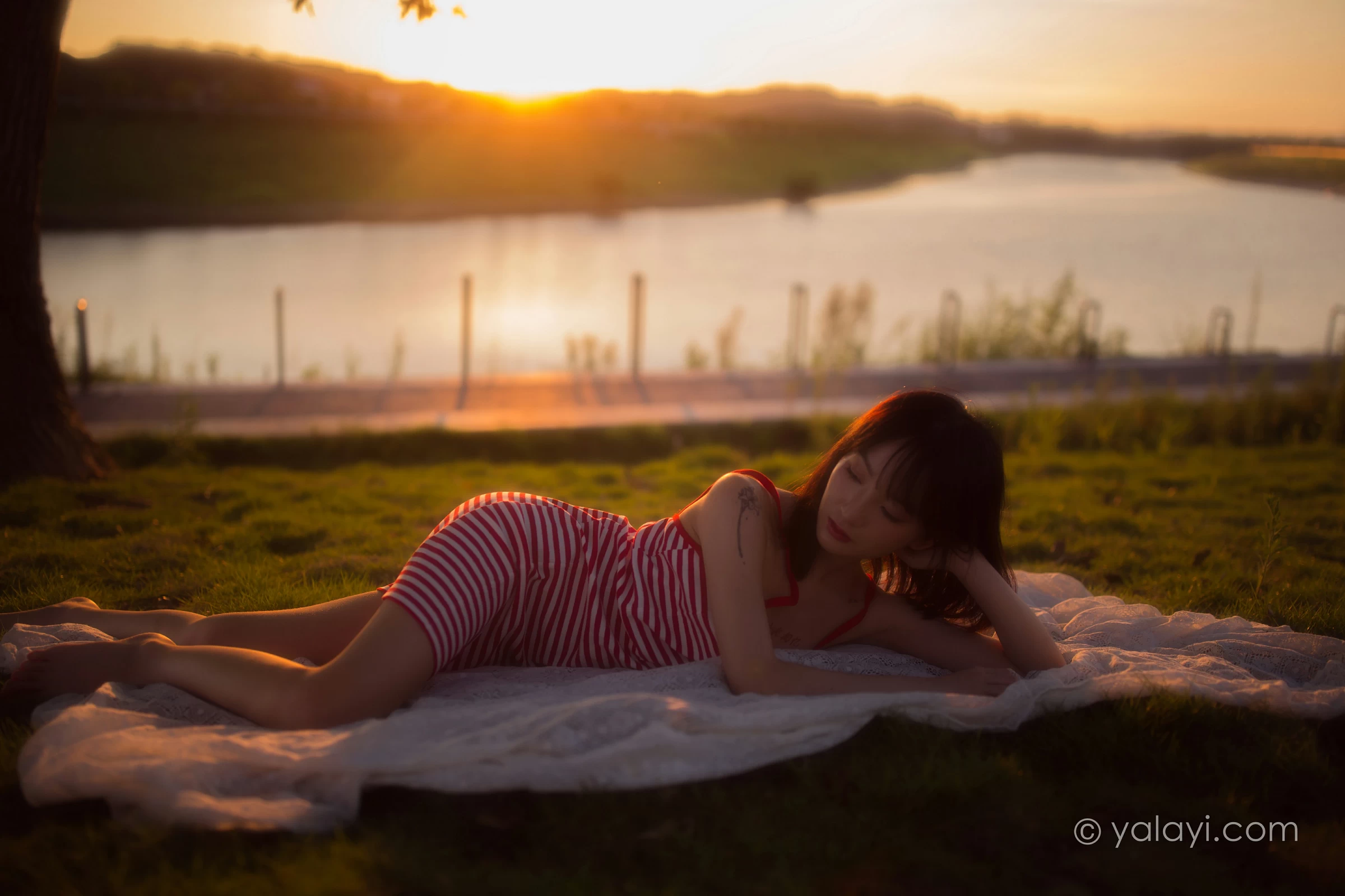 [YALAYI雅拉伊]NO.690 《红了》 落落 红色吊带连衣裙写真第2张