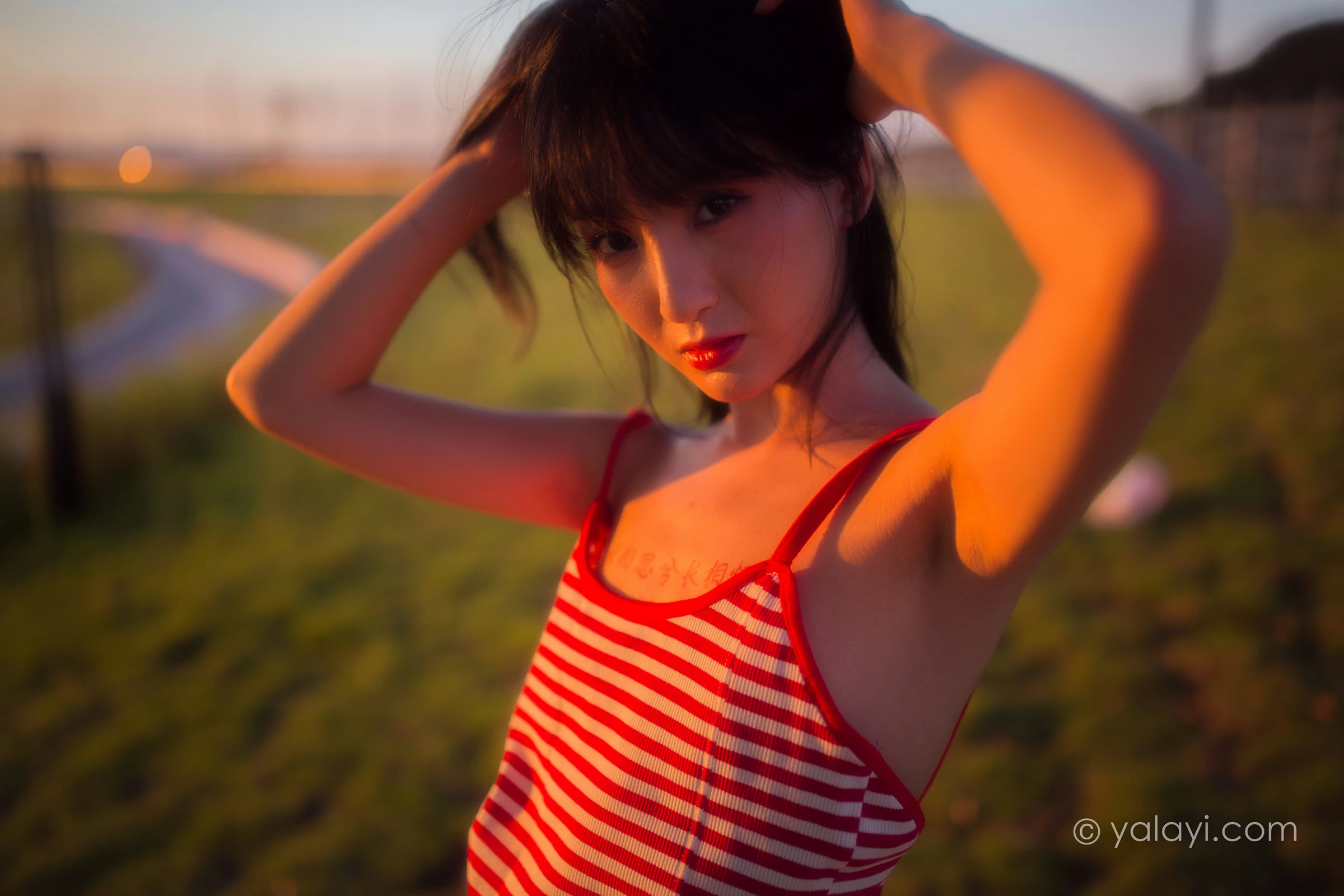 [YALAYI雅拉伊]NO.690 《红了》 落落 红色吊带连衣裙写真第5张