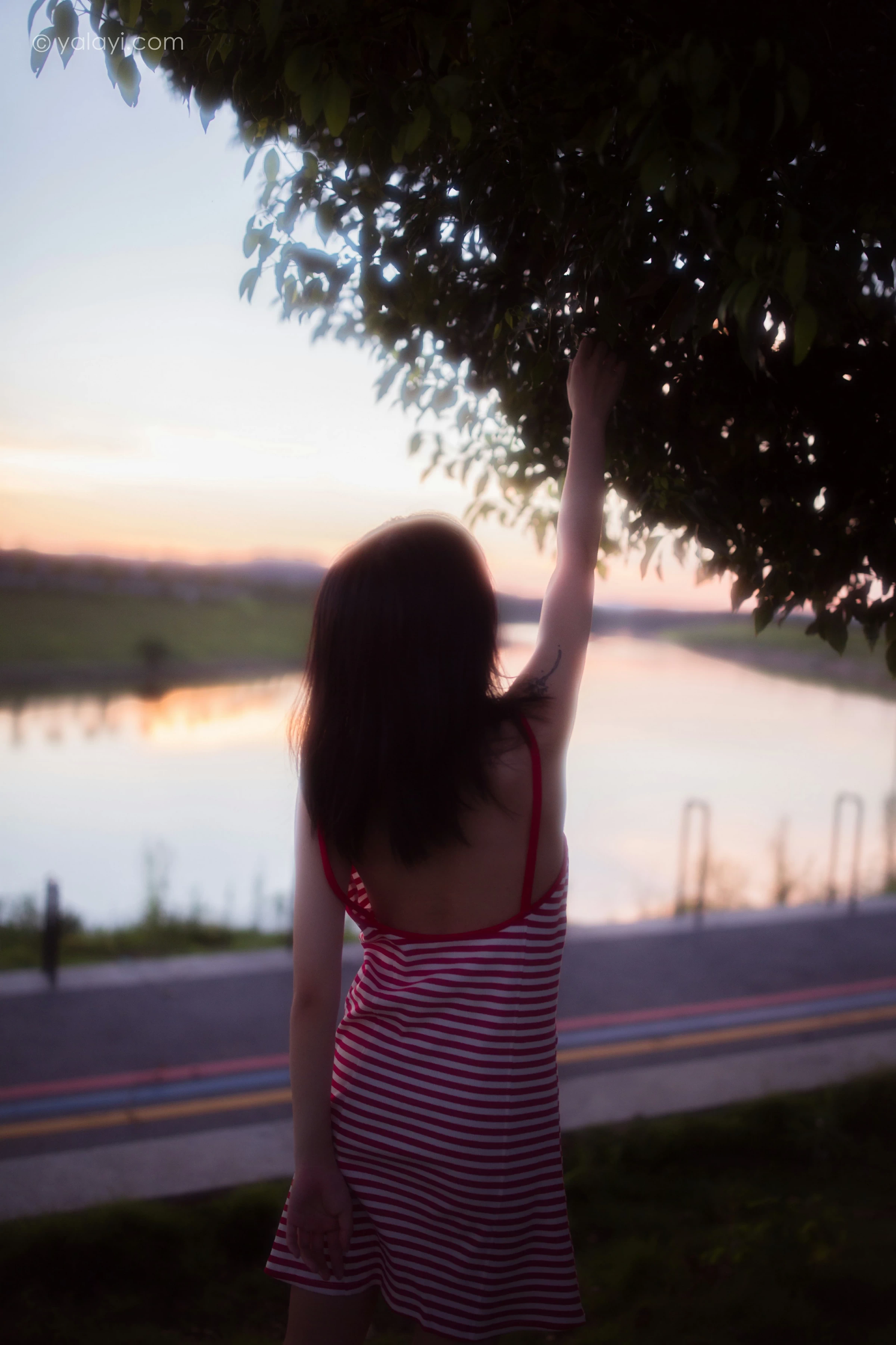 [YALAYI雅拉伊]NO.690 《红了》 落落 红色吊带连衣裙写真第16张