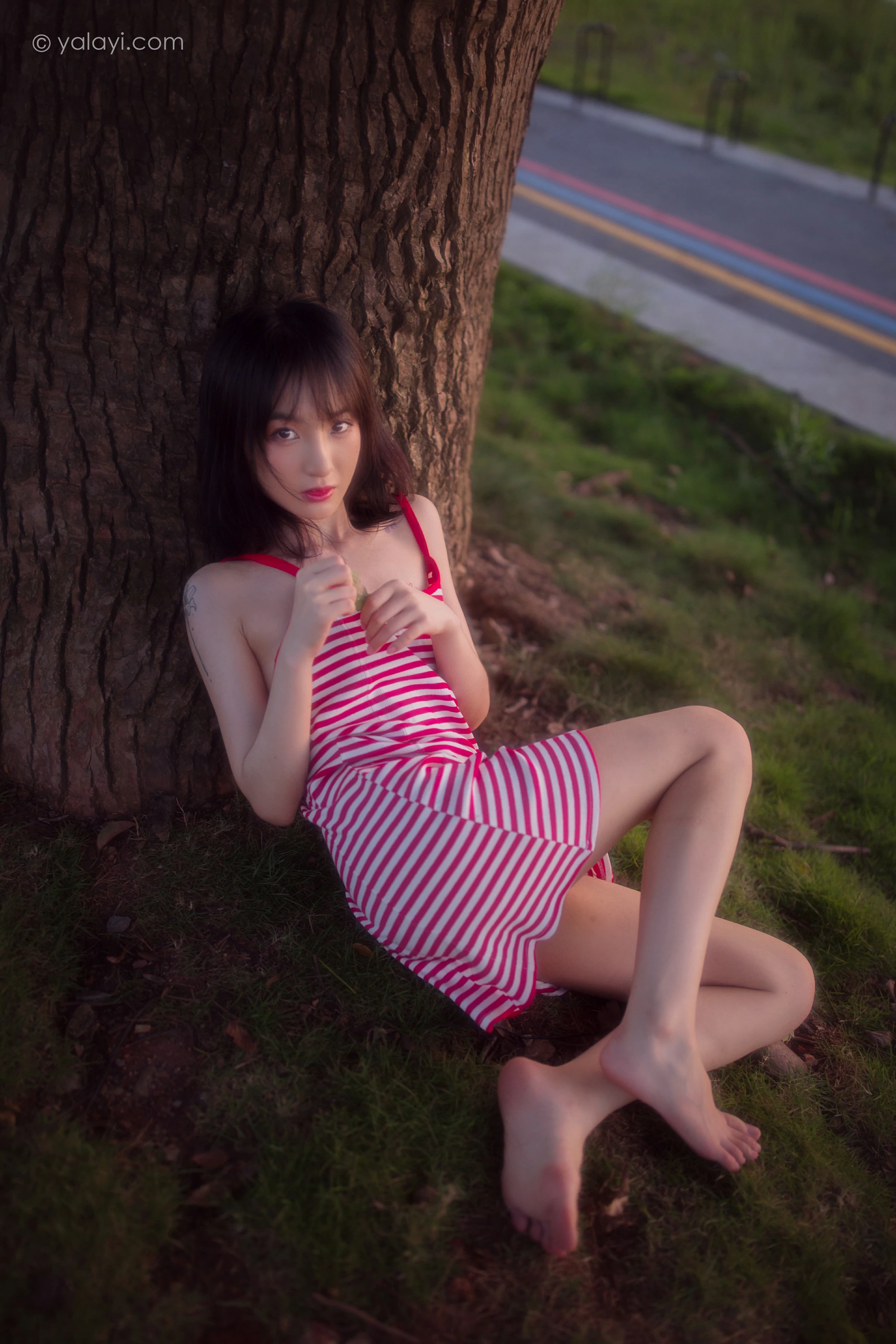 [YALAYI雅拉伊]NO.690 《红了》 落落 红色吊带连衣裙写真第19张