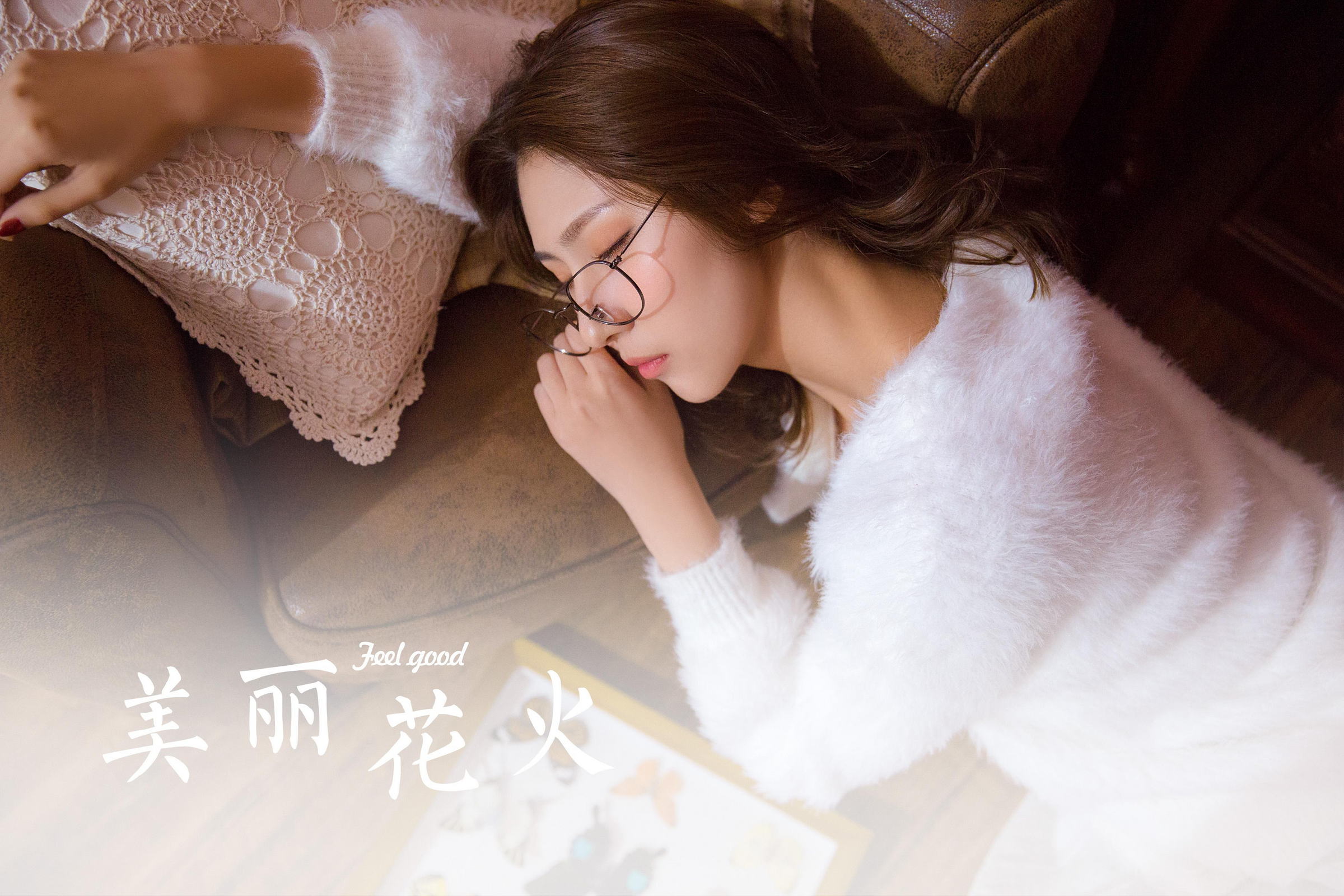 [YALAYI雅拉伊]2021.11.26 美丽的花火 居家女友 白色外套加吊带蕾丝连衣裙清纯写真集第11张