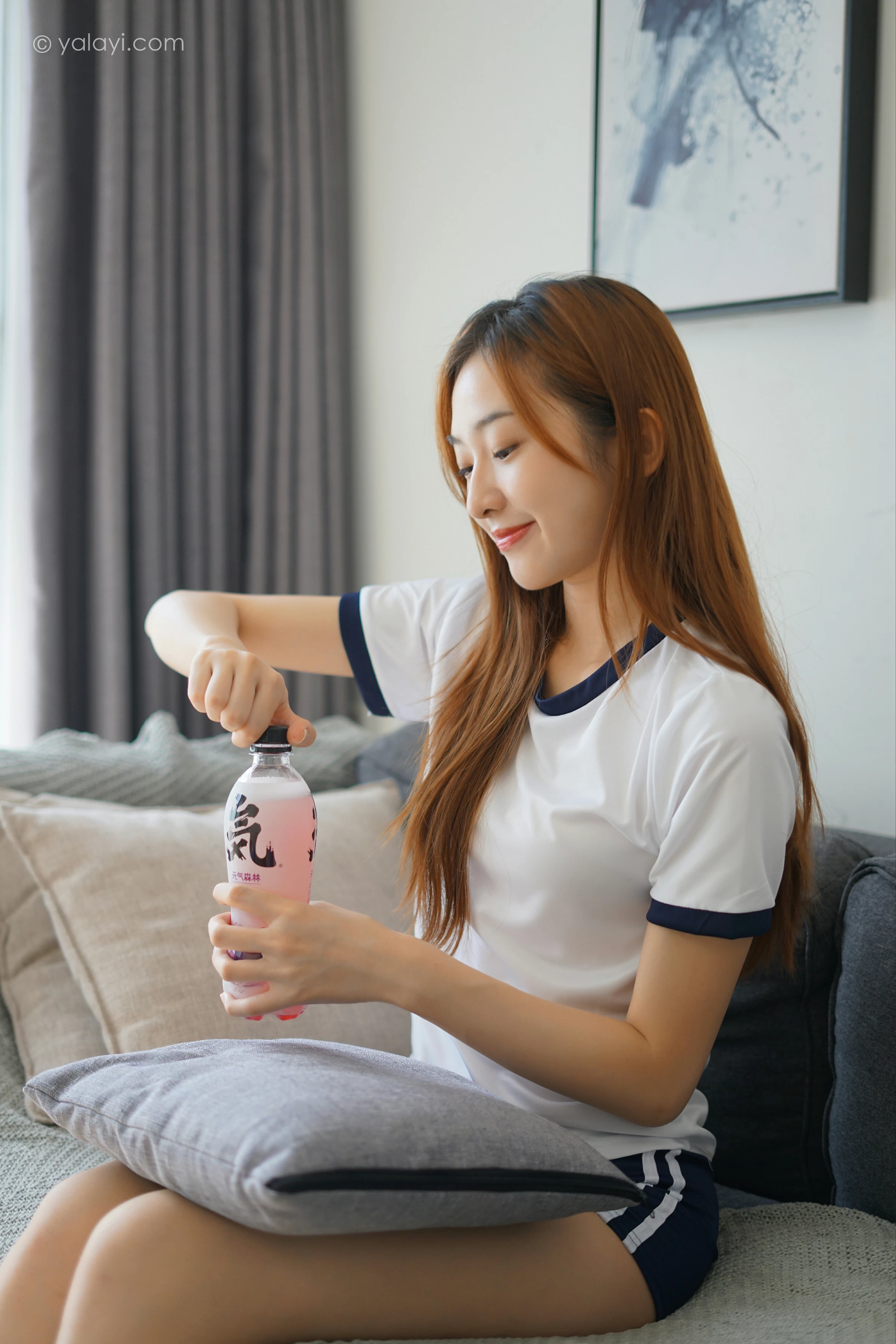 [YALAYI雅拉伊]2021.11.16 平常日子 楚媛 白色短袖加蓝色短裤居家私房写真集第2张