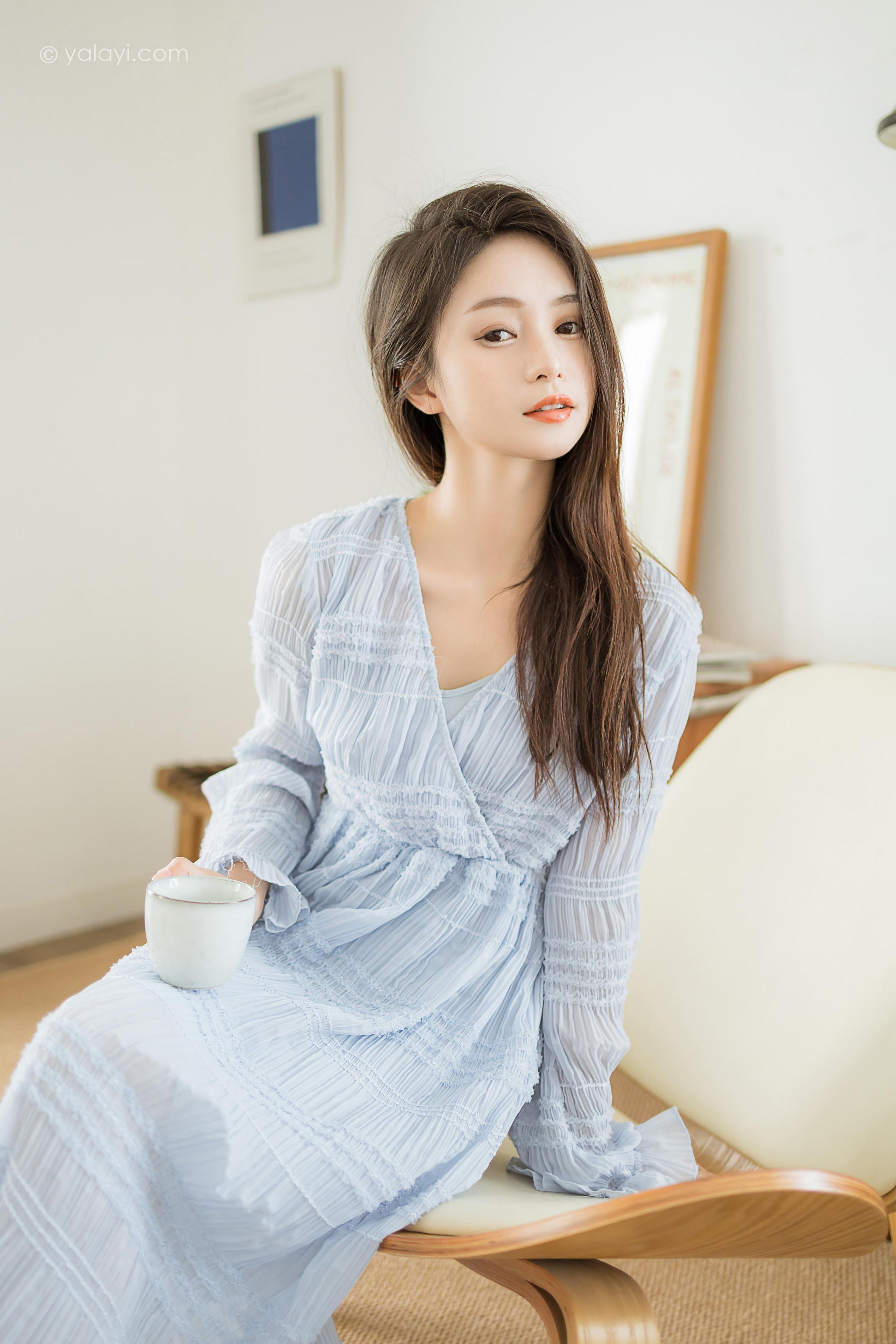 [YALAYI雅拉伊]2022.07.08 糖的滋味 沐兰 淡蓝色透视连衣裙加肉丝美腿清纯写真集第3张