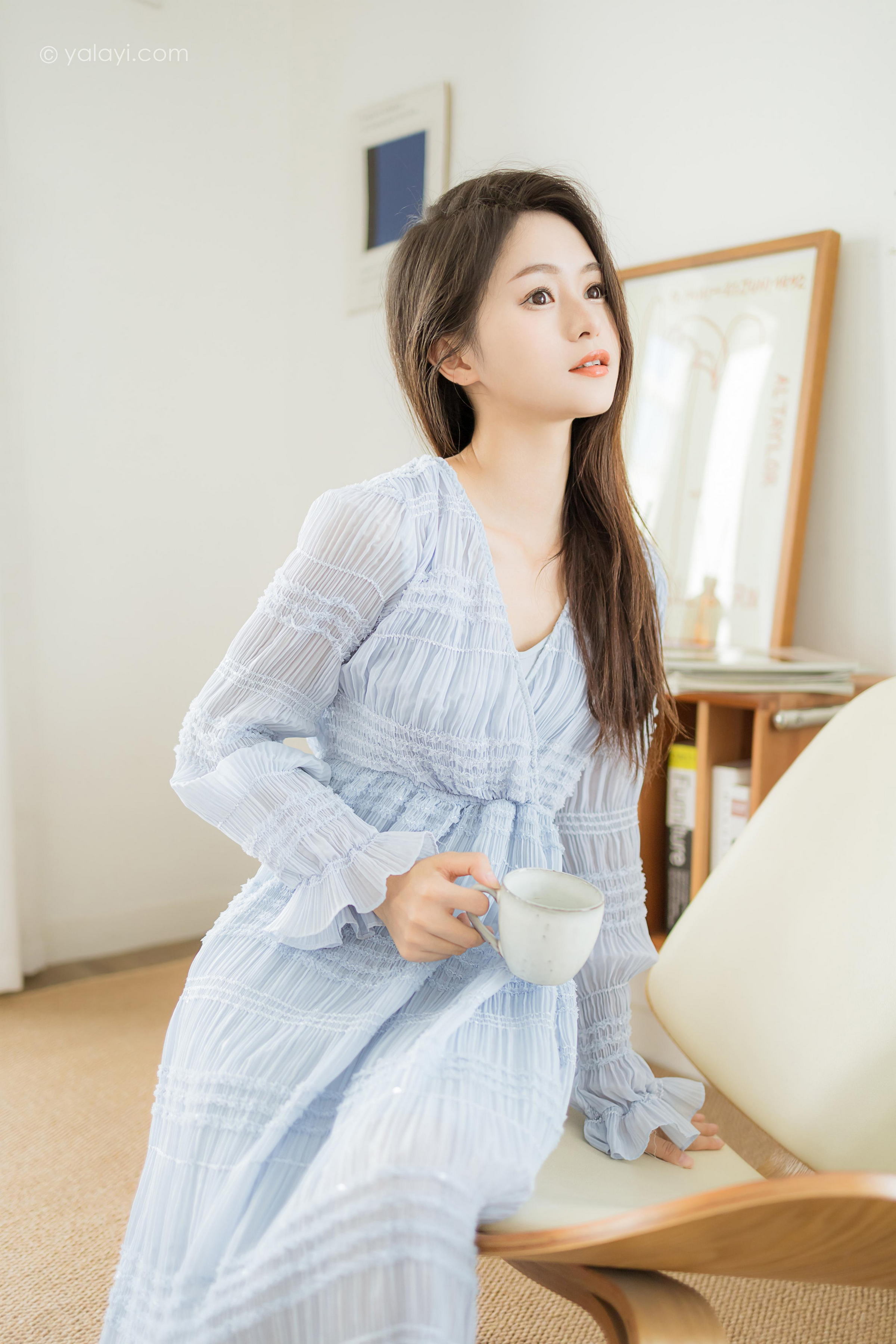 [YALAYI雅拉伊]2022.07.08 糖的滋味 沐兰 淡蓝色透视连衣裙加肉丝美腿清纯写真集第2张