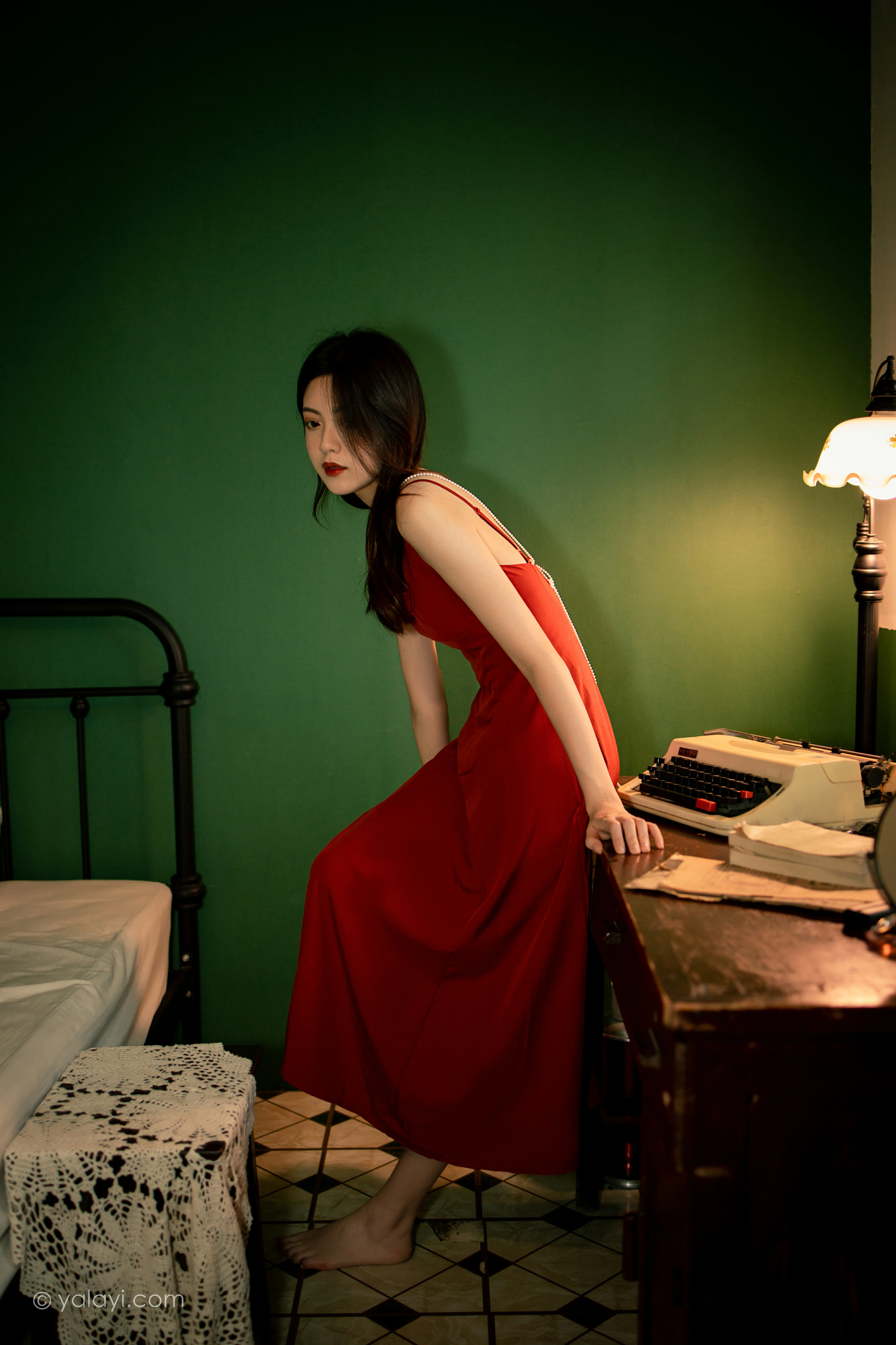 [YALAYI雅拉伊]NO.855 回到过去 梓文 红色吊带裸背连衣裙居家性感写真集第2张