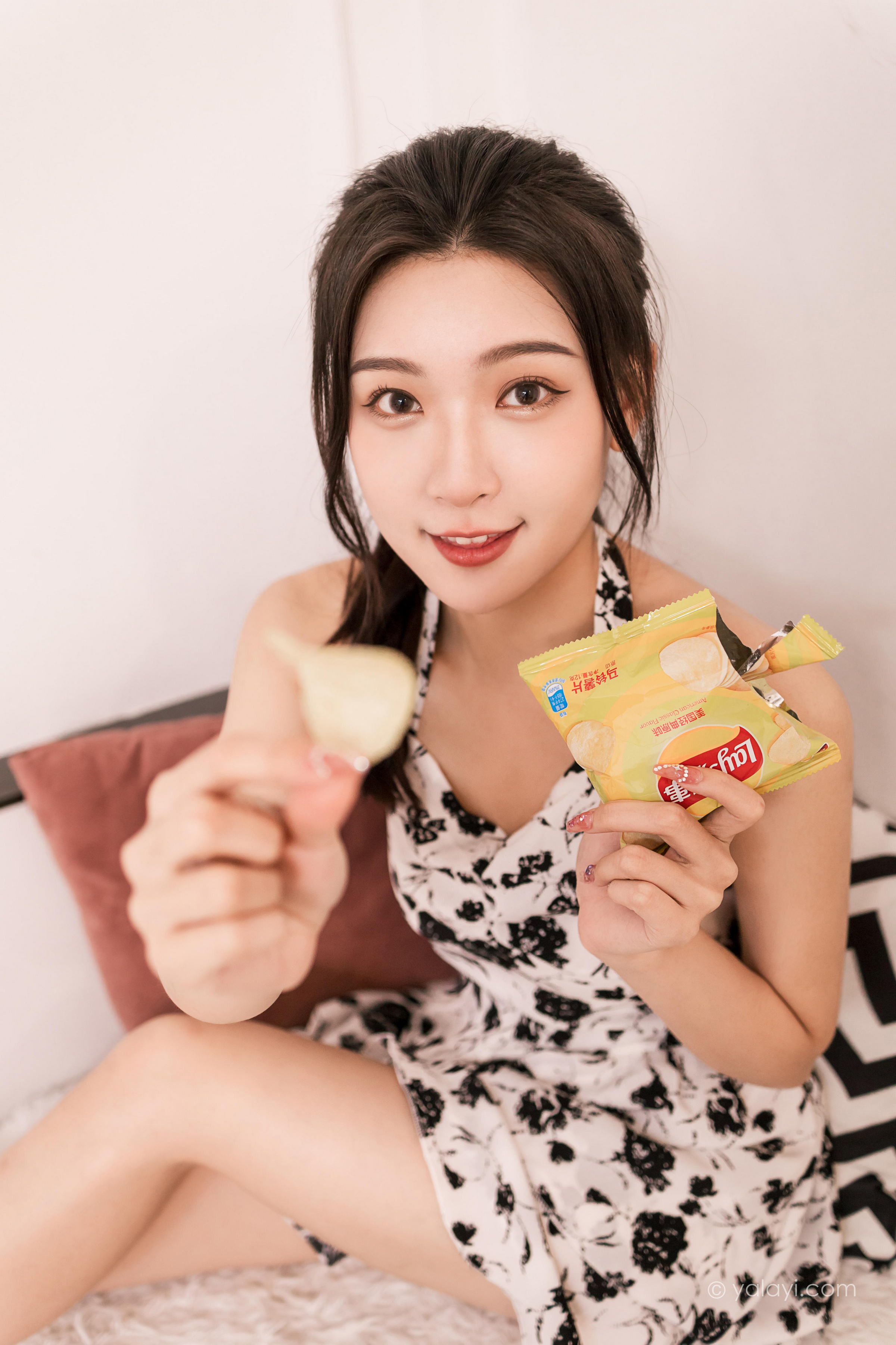 [YALAYI雅拉伊]2022.07.11 一直爱你 徐小云 白底黑点吊带连衣裙居家清纯写真集第3张
