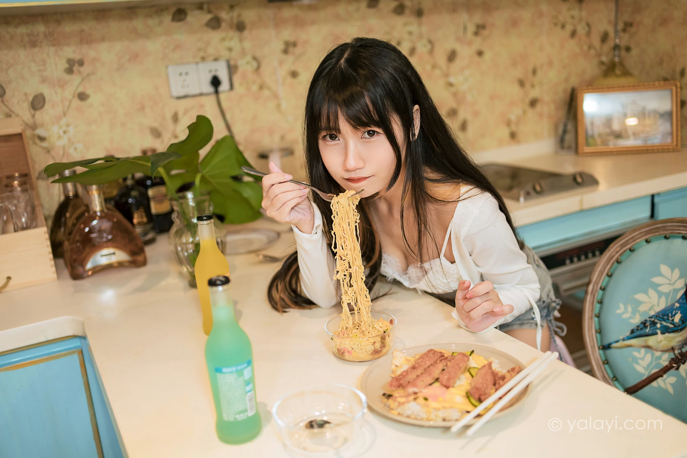 [YALAYI雅拉伊]2021.11.26 在一起每天都是纪念日 弈思 白色衬衫与牛仔短裤加蕾丝内衣性感写真集第1张