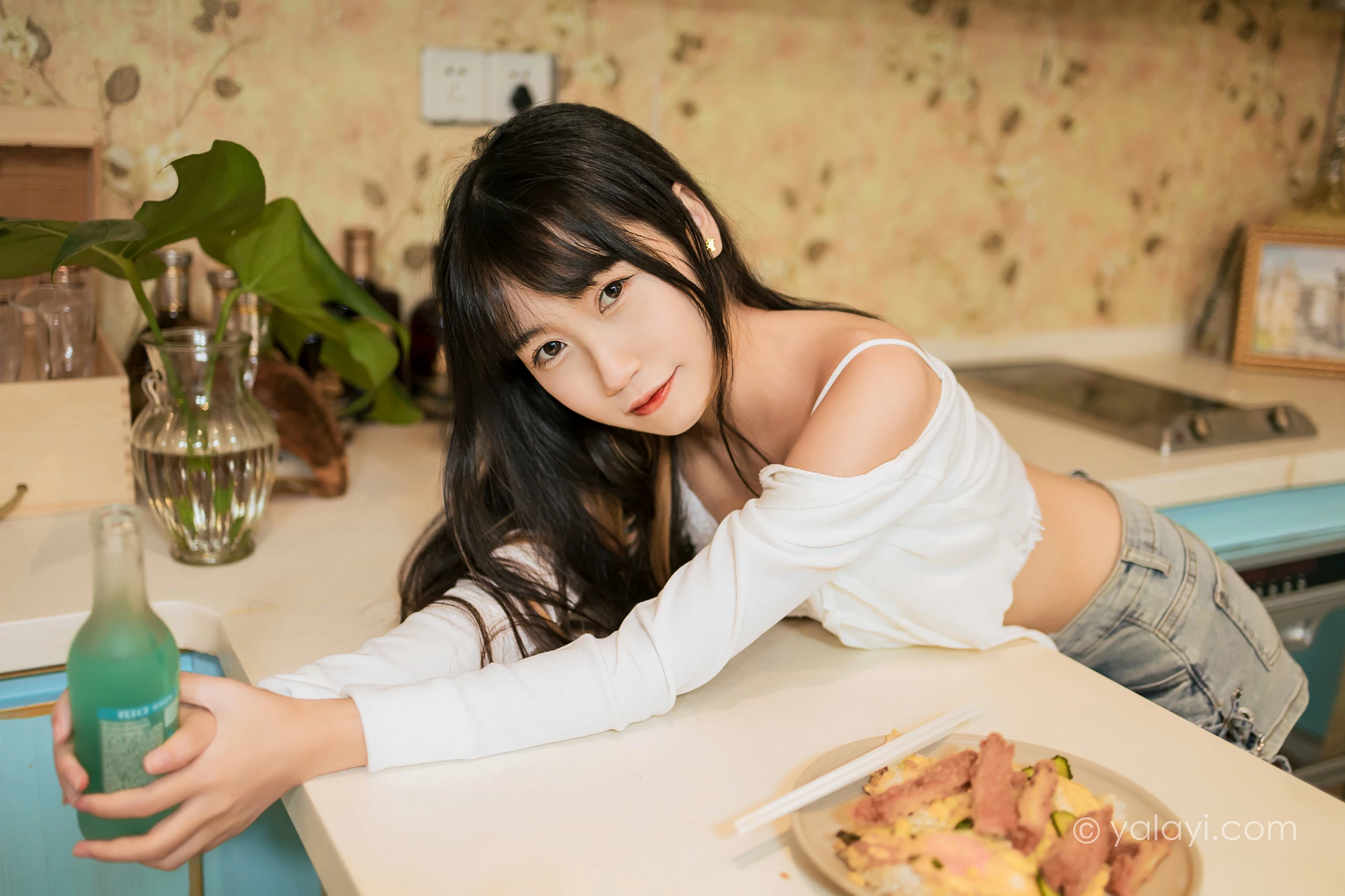 [YALAYI雅拉伊]2021.11.26 在一起每天都是纪念日 弈思 白色衬衫与牛仔短裤加蕾丝内衣性感写真集第8张