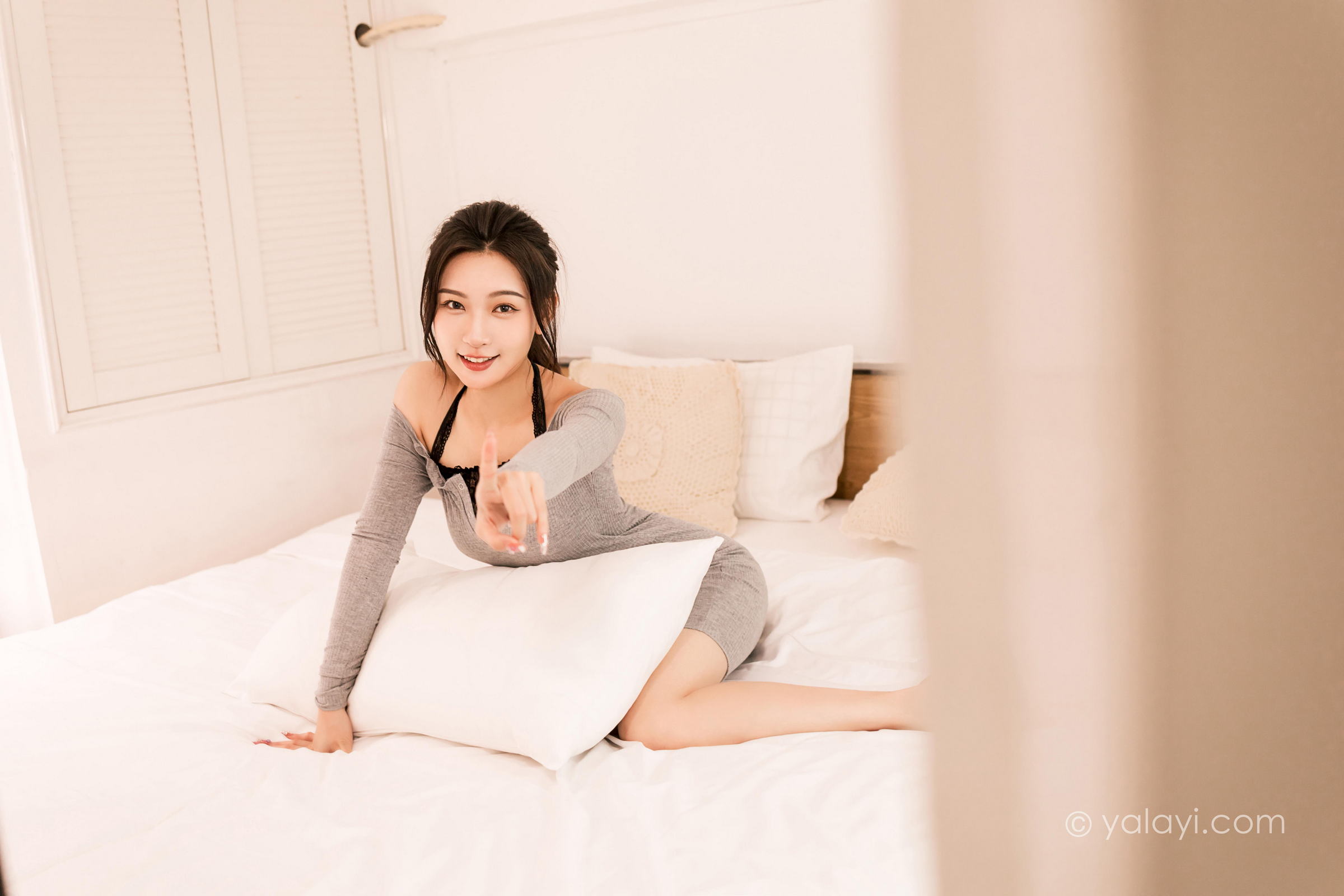 [YALAYI雅拉伊]2022.06.14 甜言蜜语 徐小云 灰色连衣裙加黑色蕾丝内衣性感私房写真集第13张