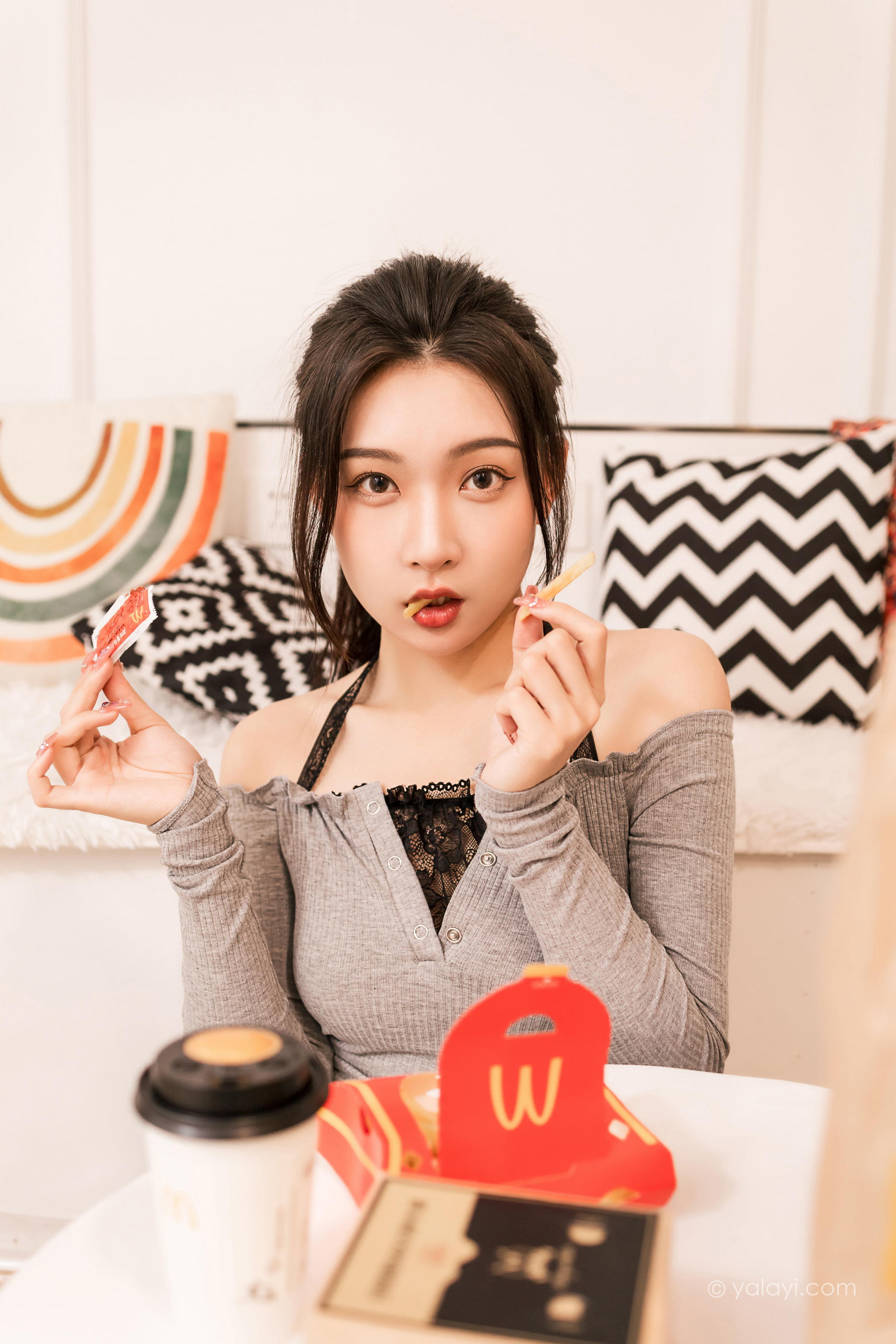 [YALAYI雅拉伊]2022.06.14 甜言蜜语 徐小云 灰色连衣裙加黑色蕾丝内衣性感私房写真集第4张