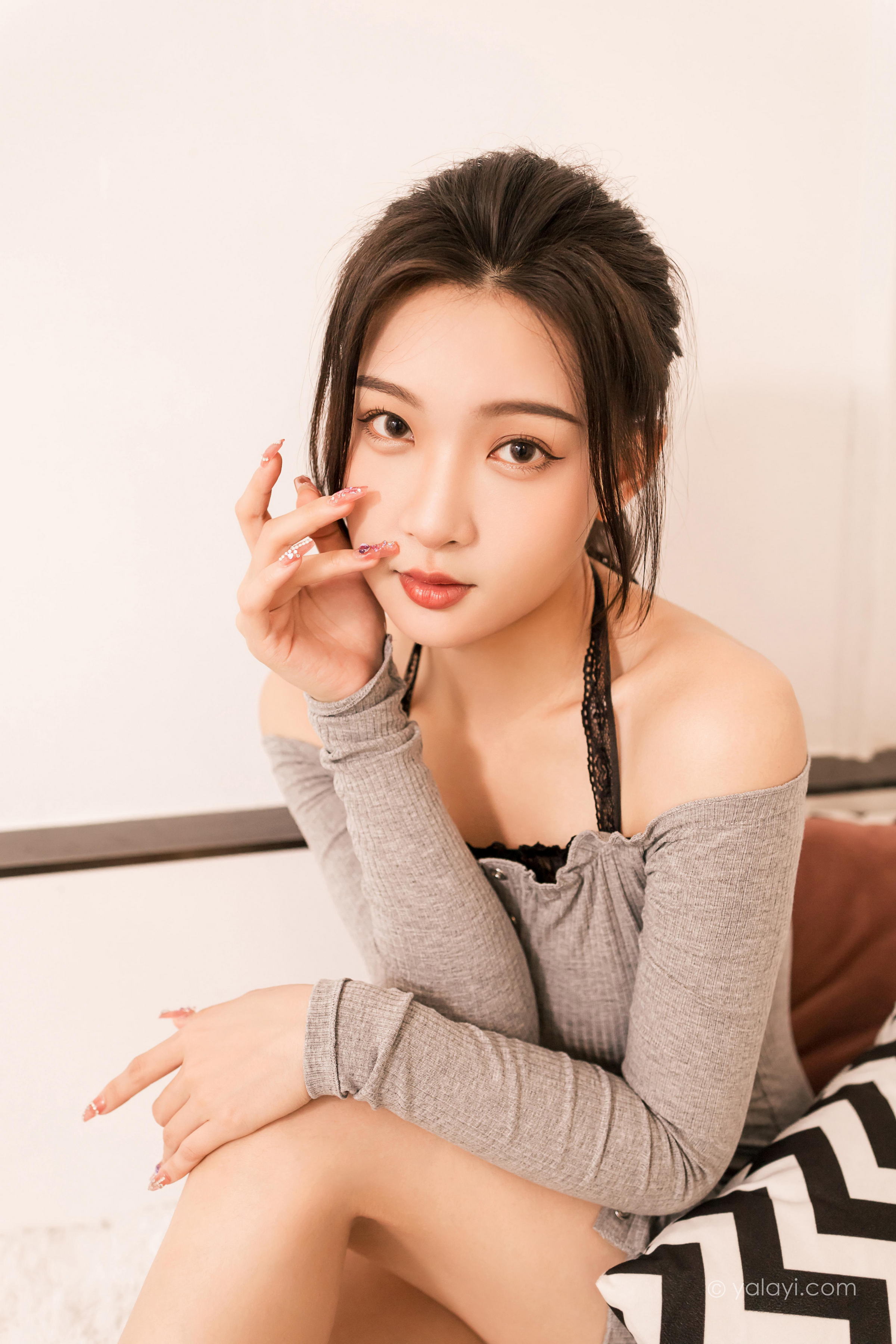 [YALAYI雅拉伊]2022.06.14 甜言蜜语 徐小云 灰色连衣裙加黑色蕾丝内衣性感私房写真集第10张