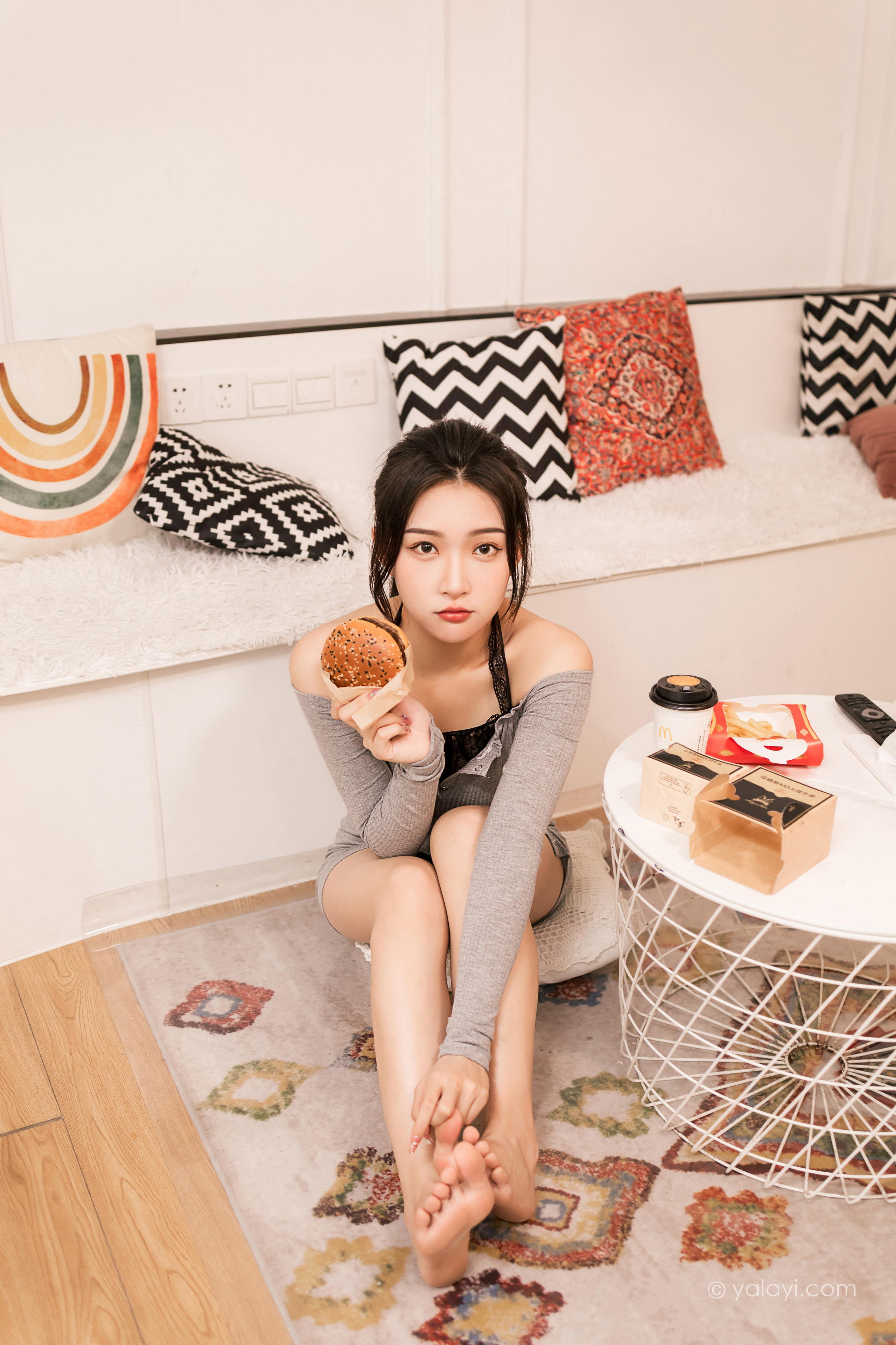 [YALAYI雅拉伊]2022.06.14 甜言蜜语 徐小云 灰色连衣裙加黑色蕾丝内衣性感私房写真集第6张