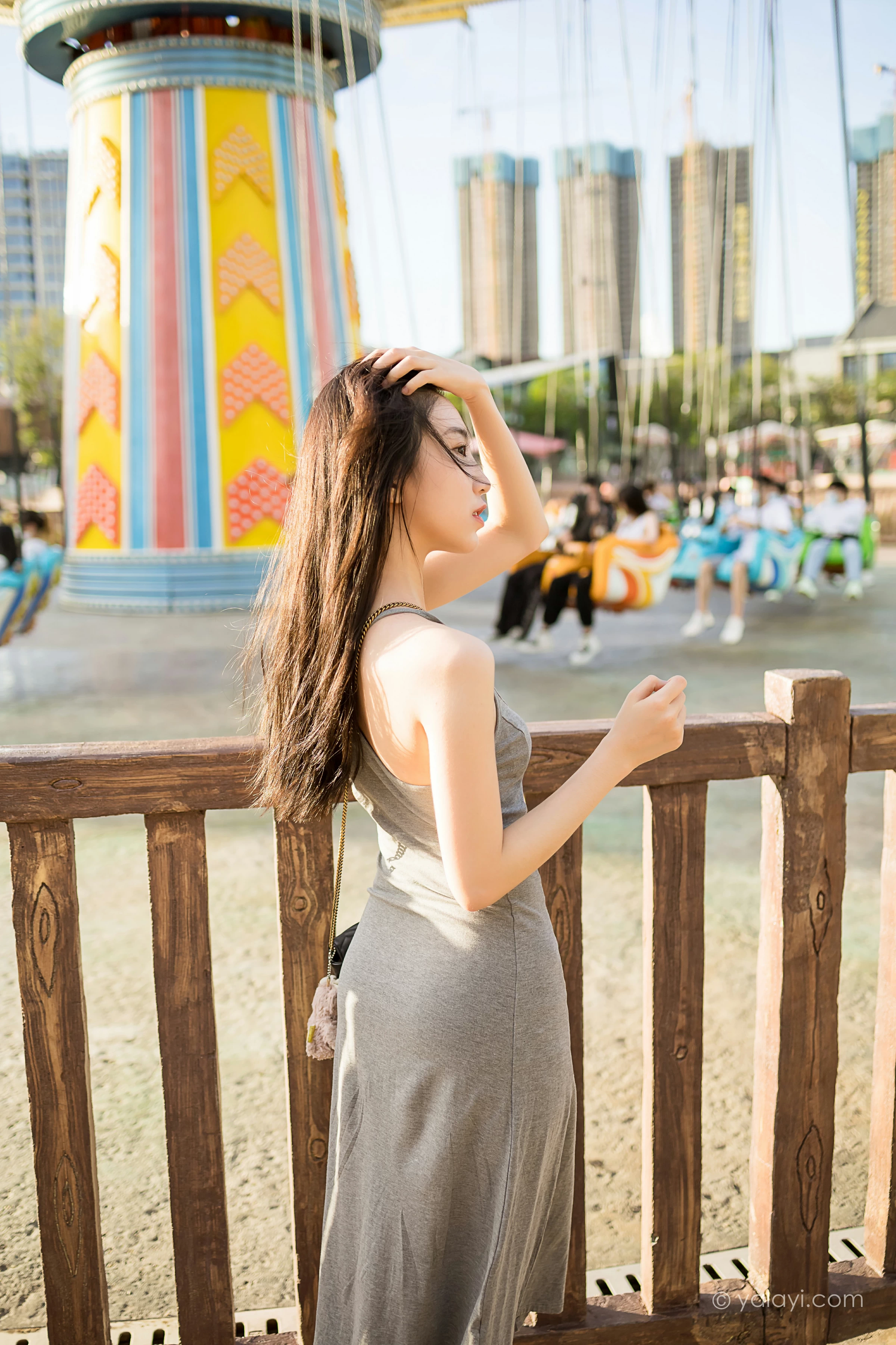 [YALAYI雅拉伊]2022.01.17 游乐园 小乔 灰色吊带露背连衣裙性感写真集第5张